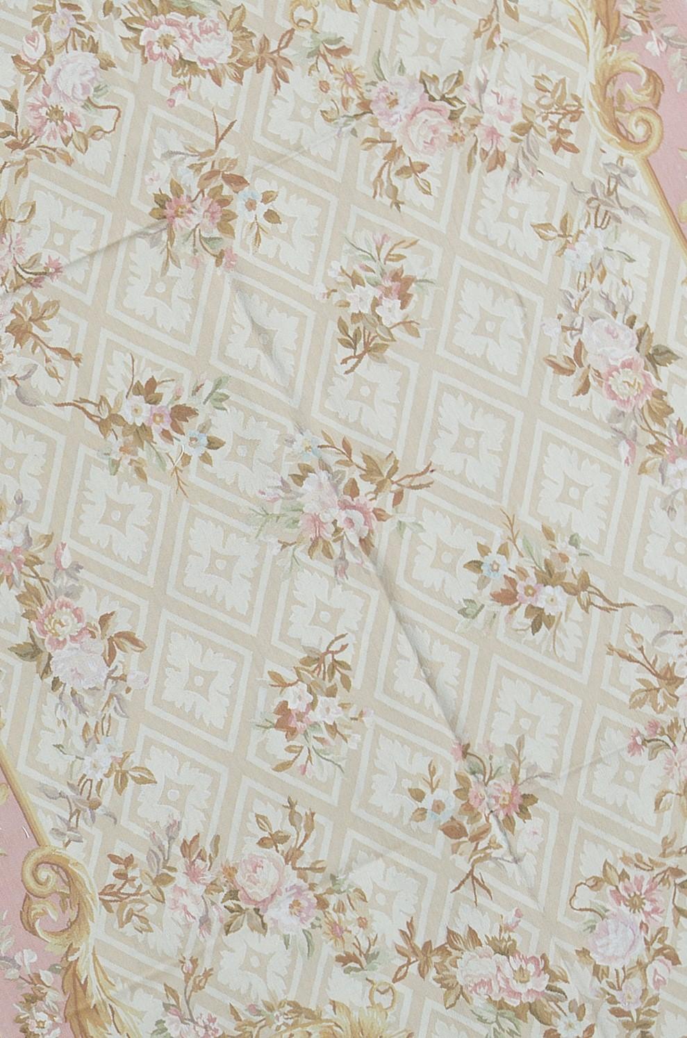 Ricostruzione a mano dei classici tappeti francesi a trama piatta di Aubusson che si trovano nelle migliori case e palazzi dalla fine del XVII secolo. Dimensioni: 6' 1