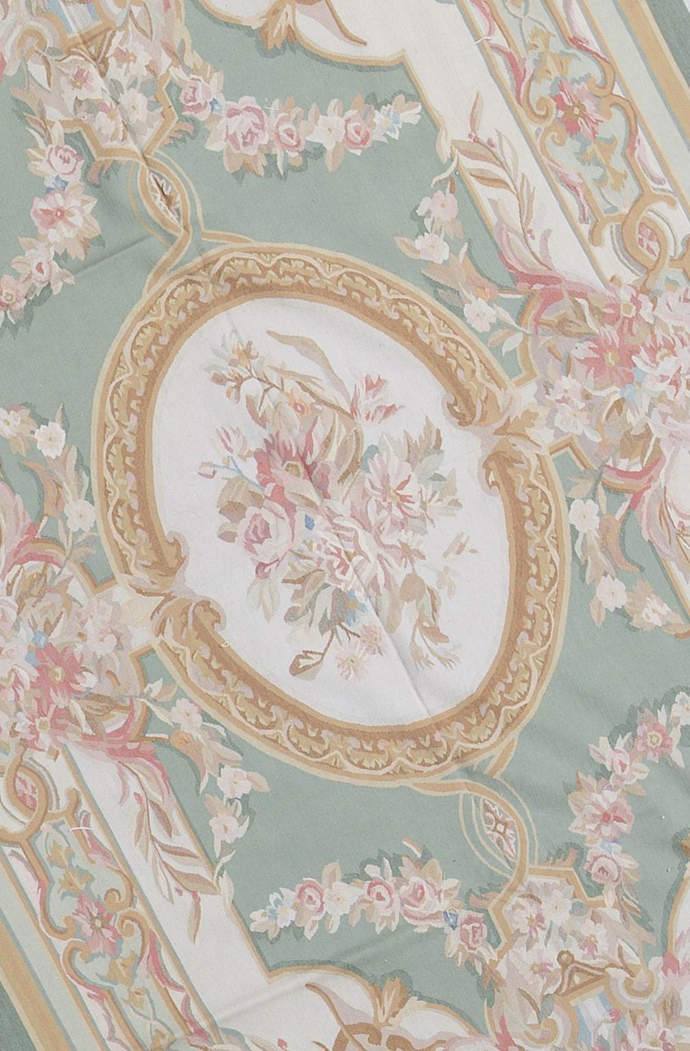Récréation tissée à la main des tapis d'Aubusson classiques français à tissage plat que l'on trouve dans les maisons et les palais les plus raffinés depuis la fin du XVIIe siècle. Taille : 6' x 9' 2''.