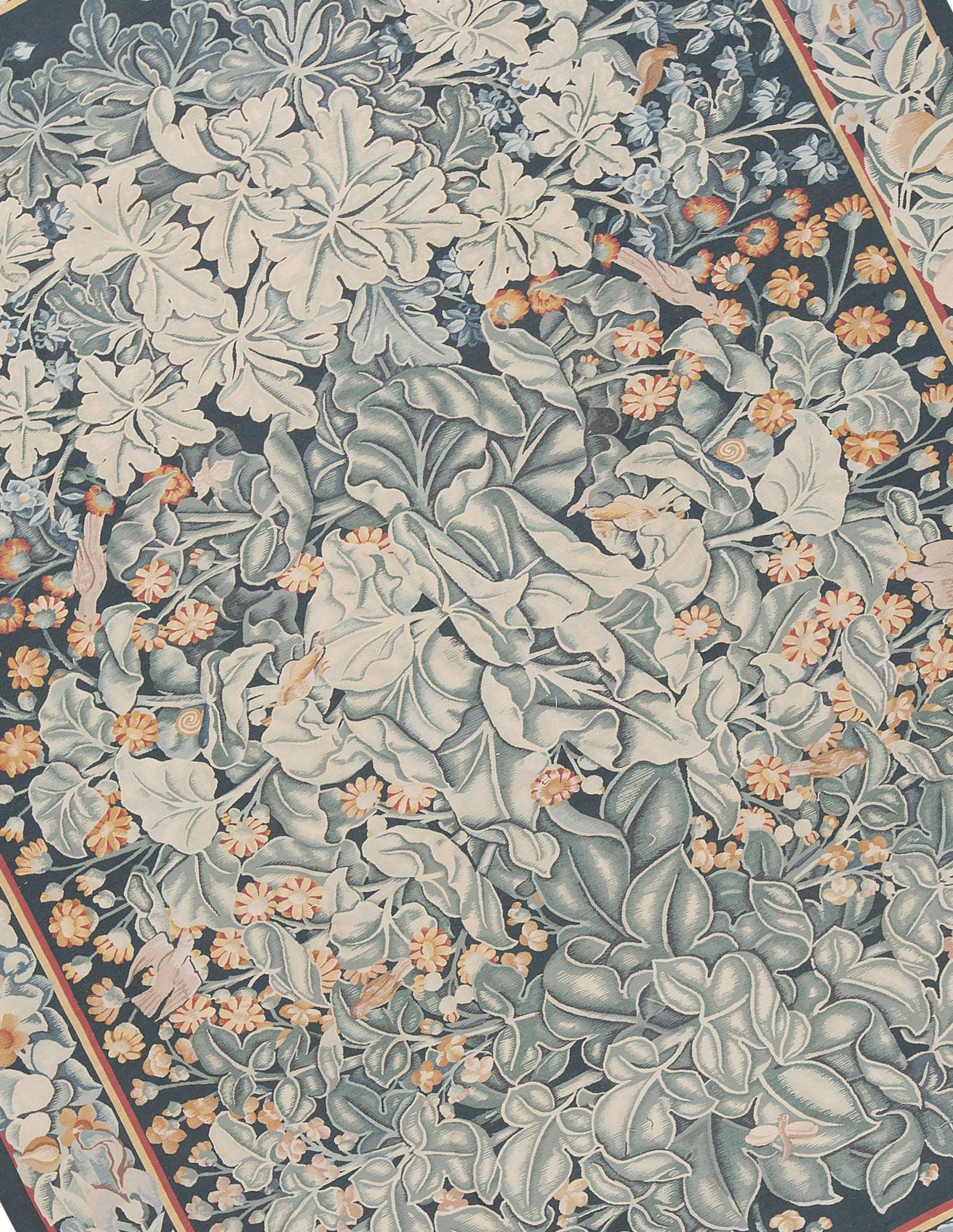 Récréation tissée à la main des tapis d'Aubusson classiques français à tissage plat que l'on trouve dans les maisons et les palais les plus raffinés depuis la fin du XVIIe siècle. Taille : 9' 1'' x 11' 9''.