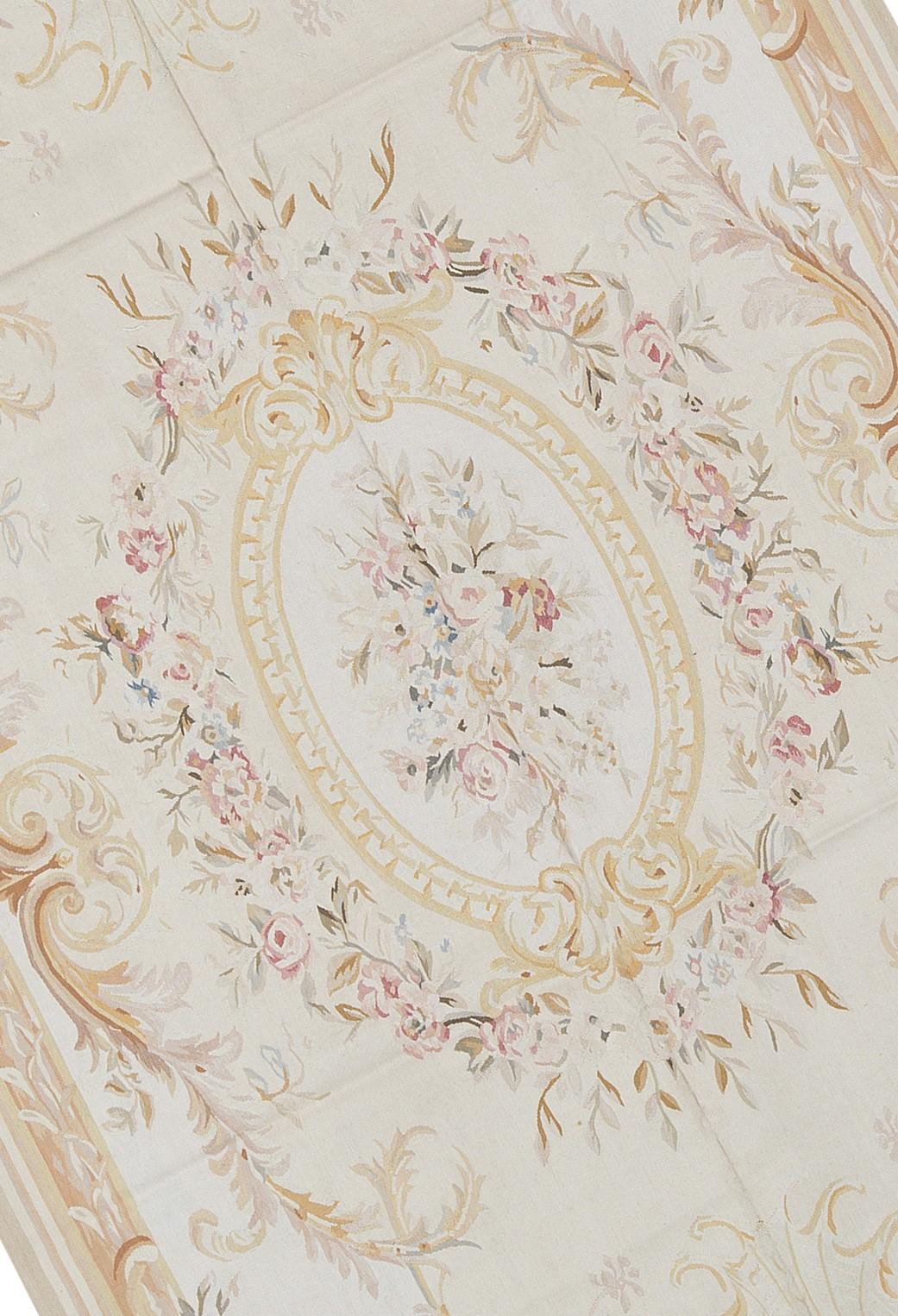 Ricostruzione a mano dei classici tappeti francesi a trama piatta di Aubusson che si trovano nelle migliori case e palazzi dalla fine del XVII secolo. Dimensioni 6' x 9' 1