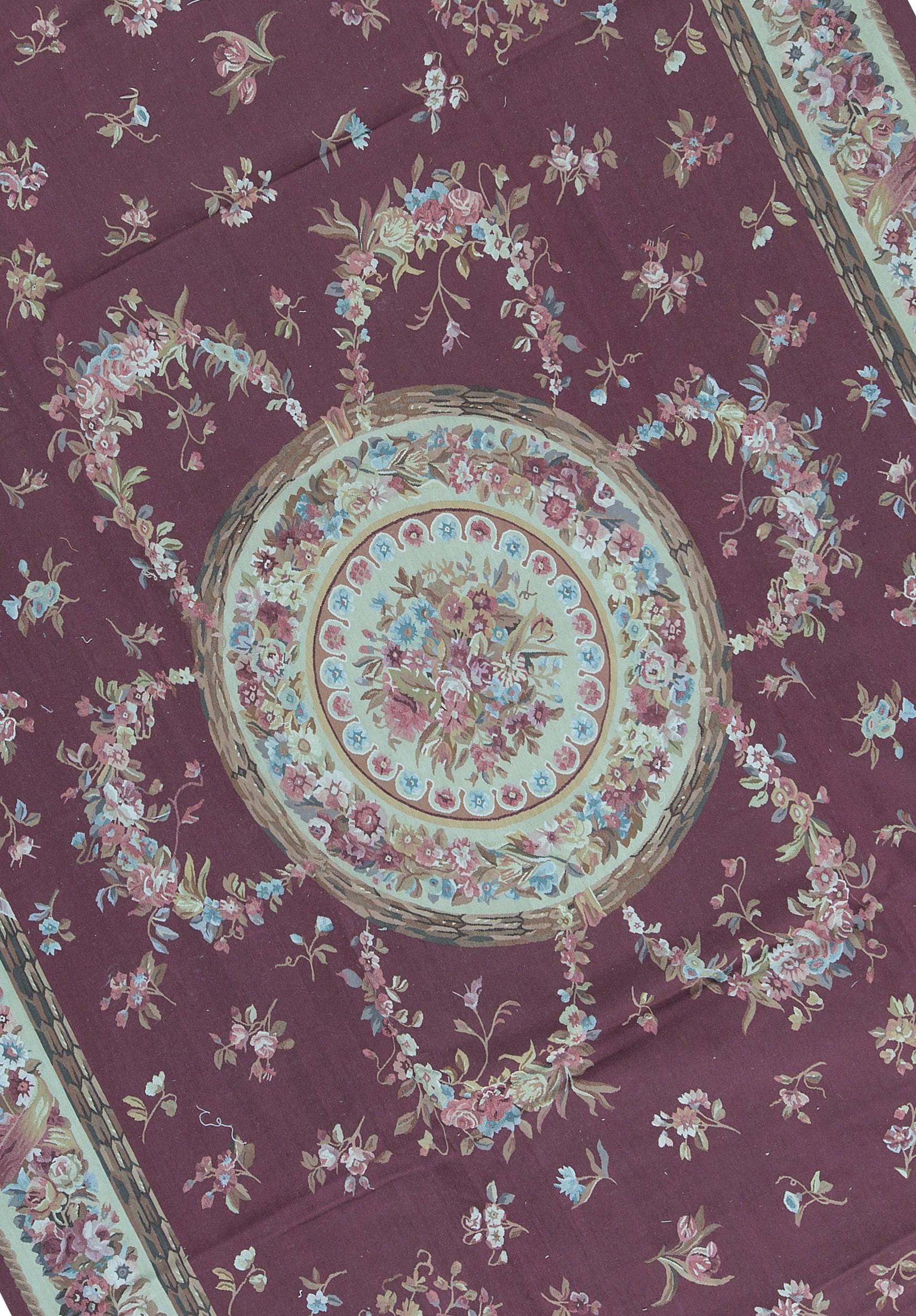 Recréation tissée à la main des tapis d'Aubusson classiques français à tissage plat que l'on trouve dans les maisons et les palais les plus raffinés depuis la fin du XVIIe siècle. Taille : 9' 10