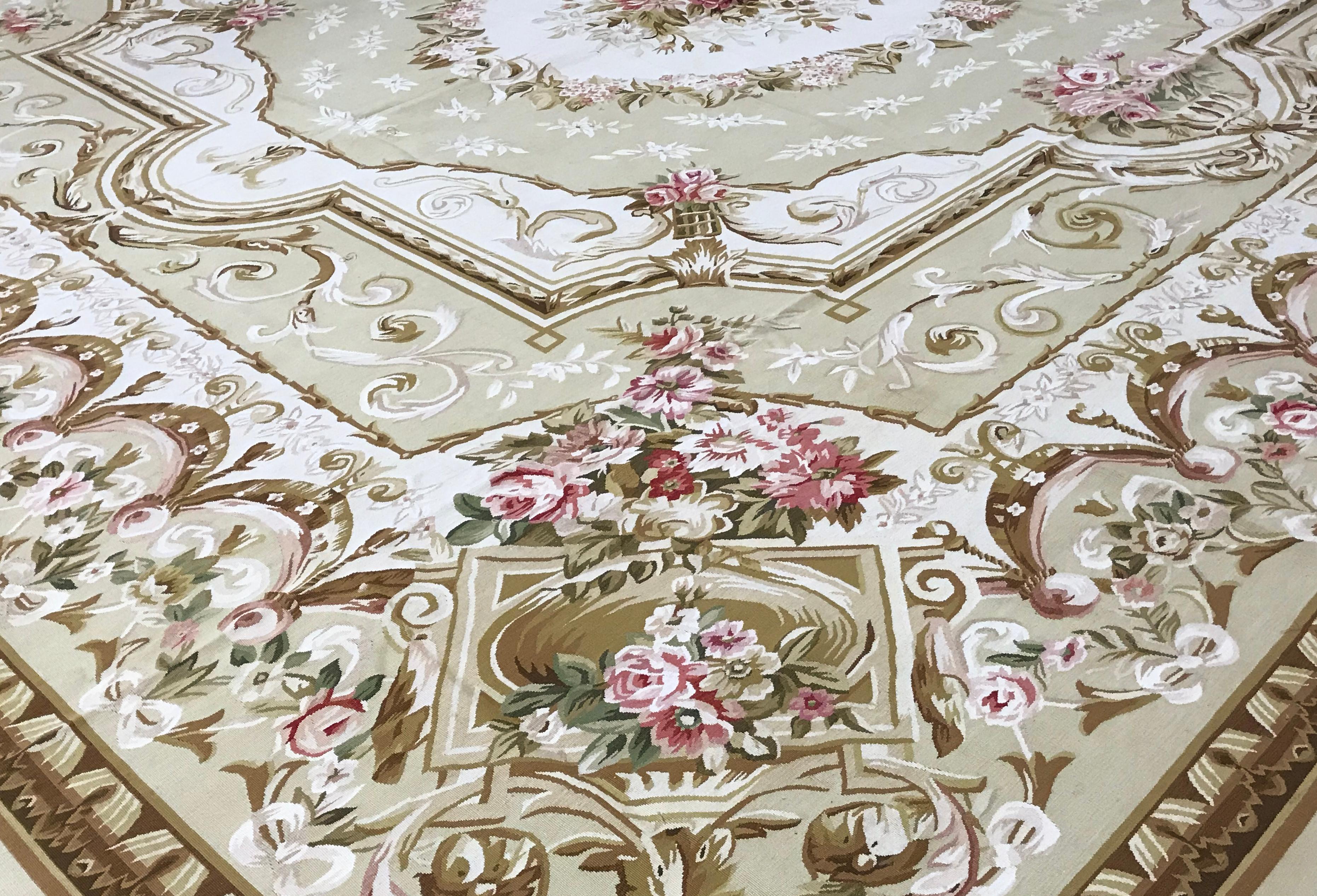 Hand-Woven 17th Century Traditional French Aubusson Style Flat-Weave Rug For Sale