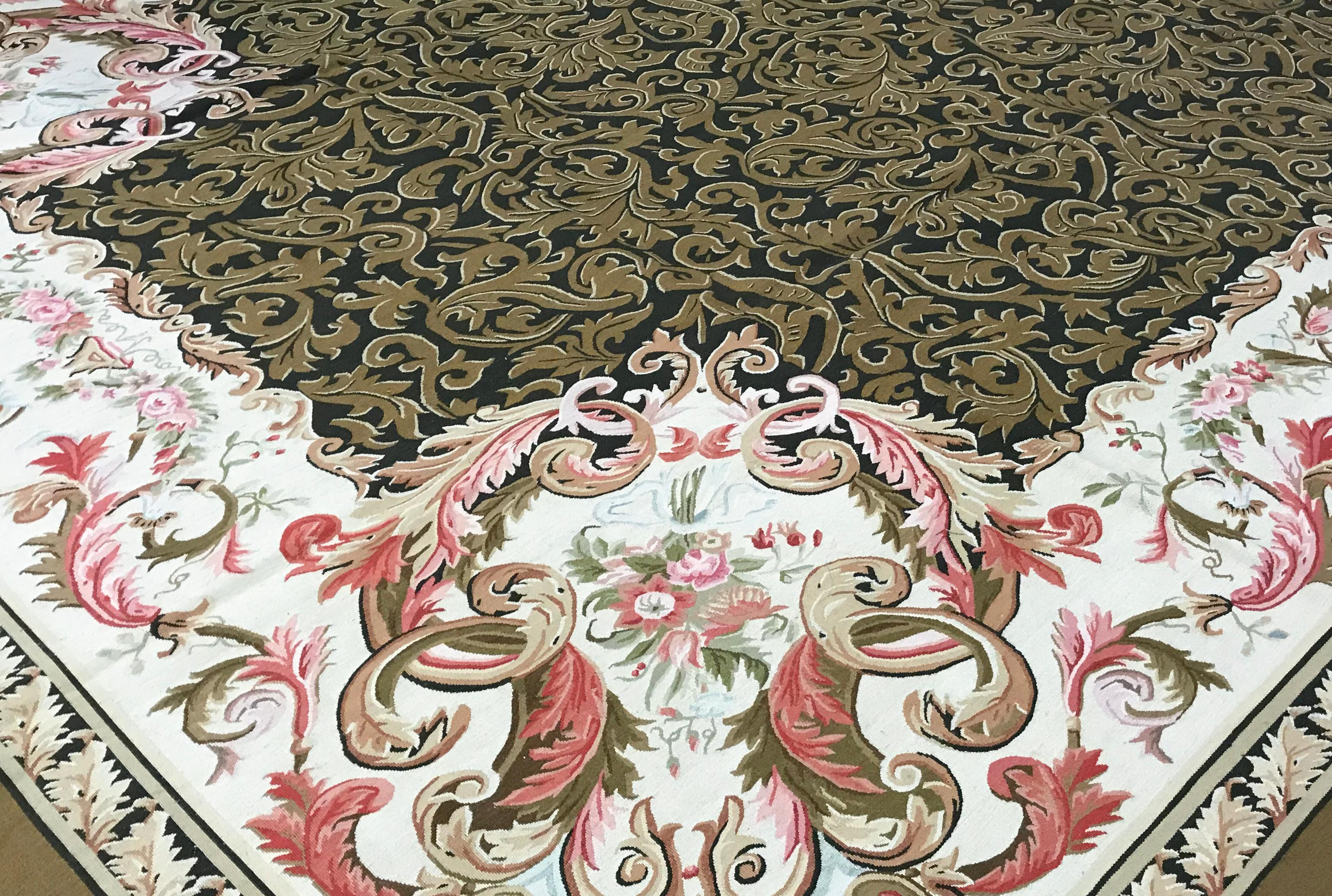 Hand-Woven 17th Century Traditional French Aubusson Style Flat-Weave Rug For Sale