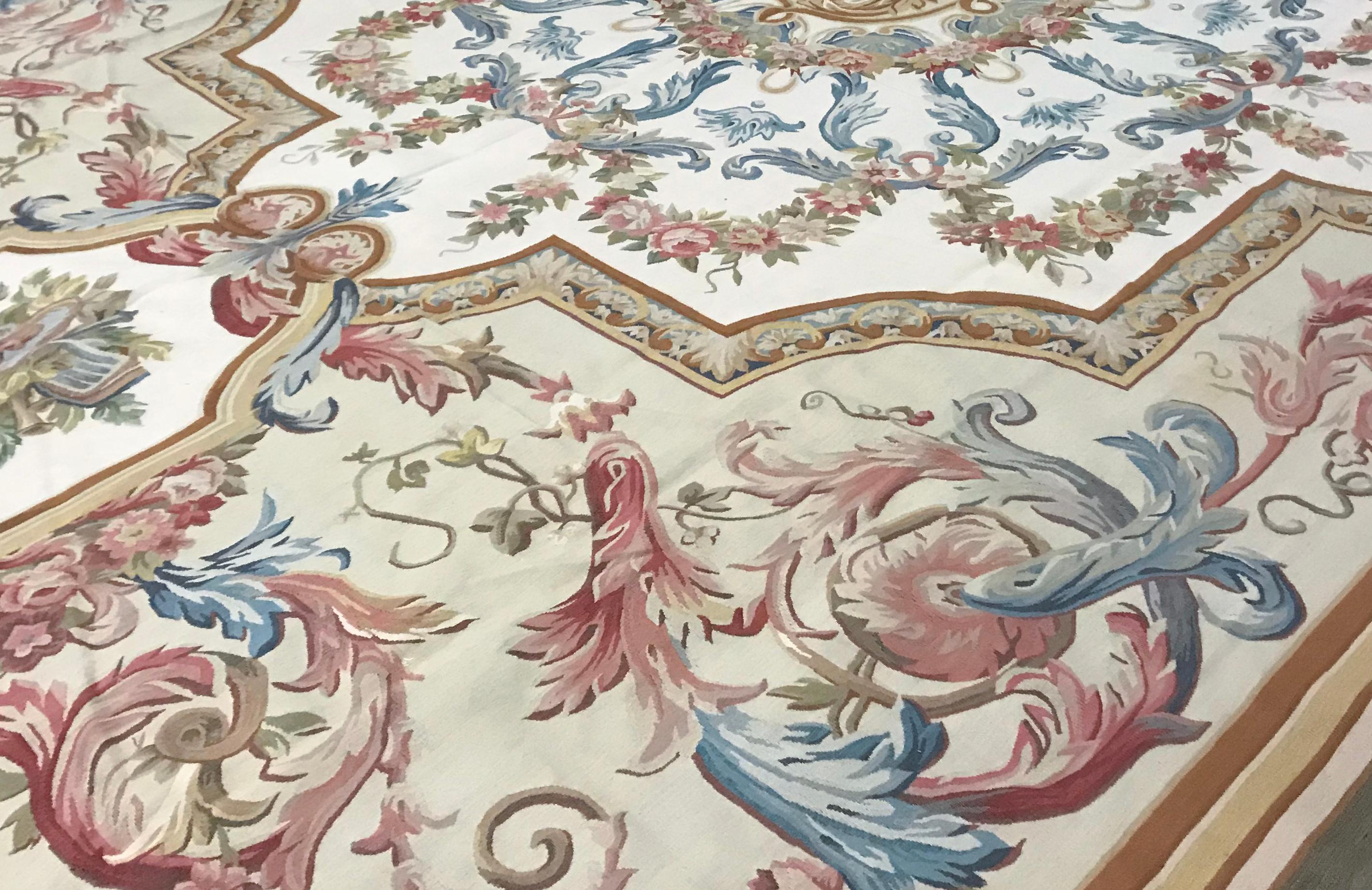 Hand-Woven 17th Century Traditional French Aubusson Style Flat-Weave Rug For Sale