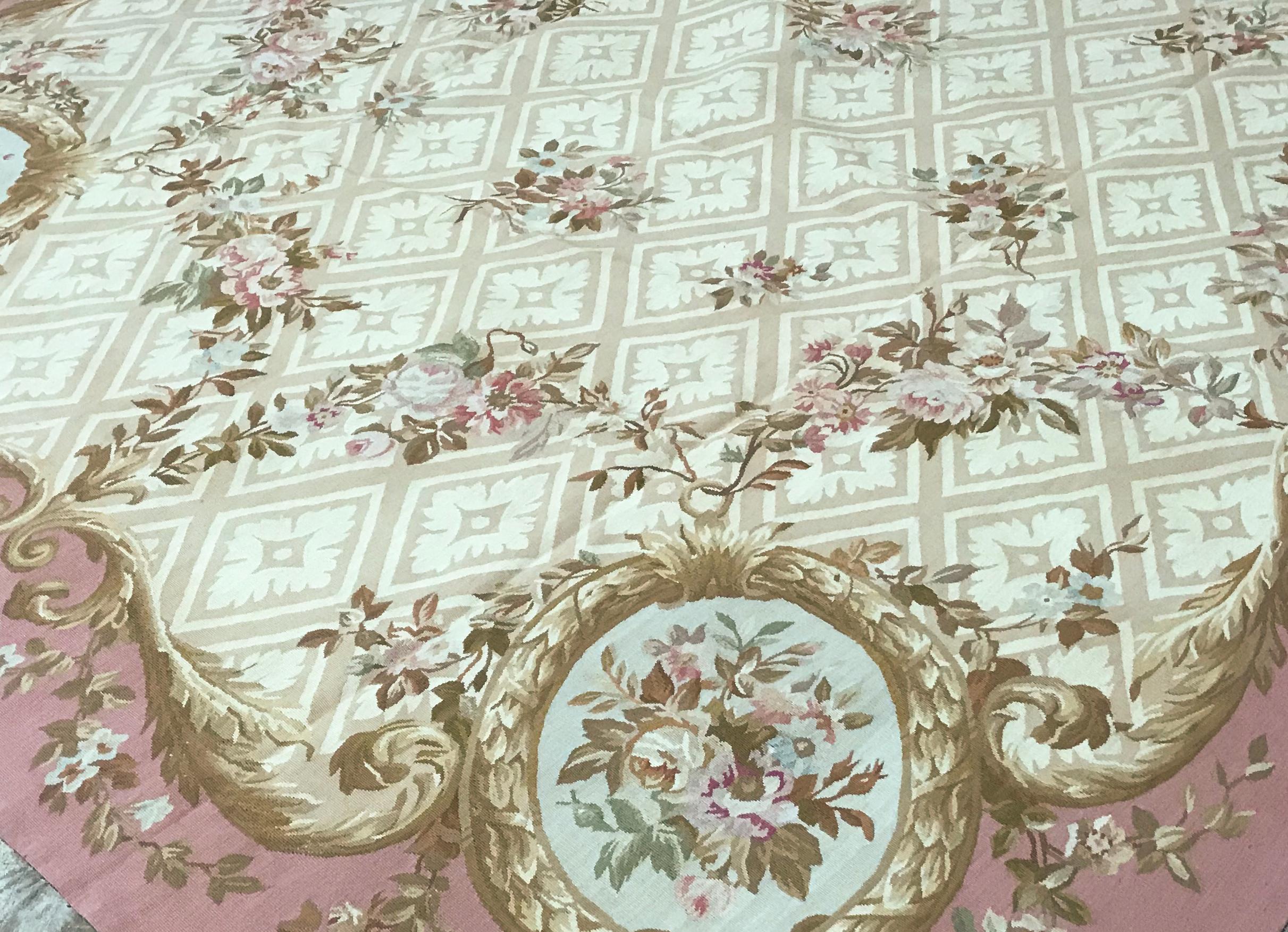 Hand-Woven 17th Century Traditional French Aubusson Style Flat-Weave Rug For Sale