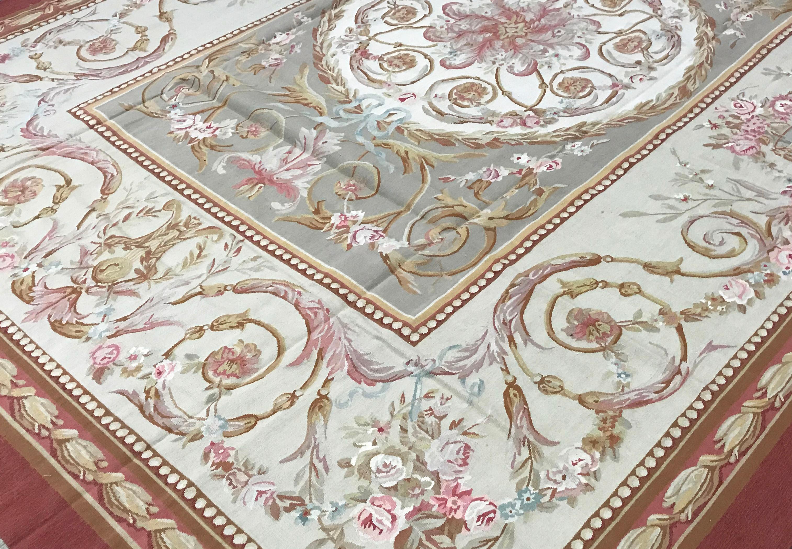 Hand-Woven 17th Century Traditional French Aubusson Style Flat-Weave Rug For Sale