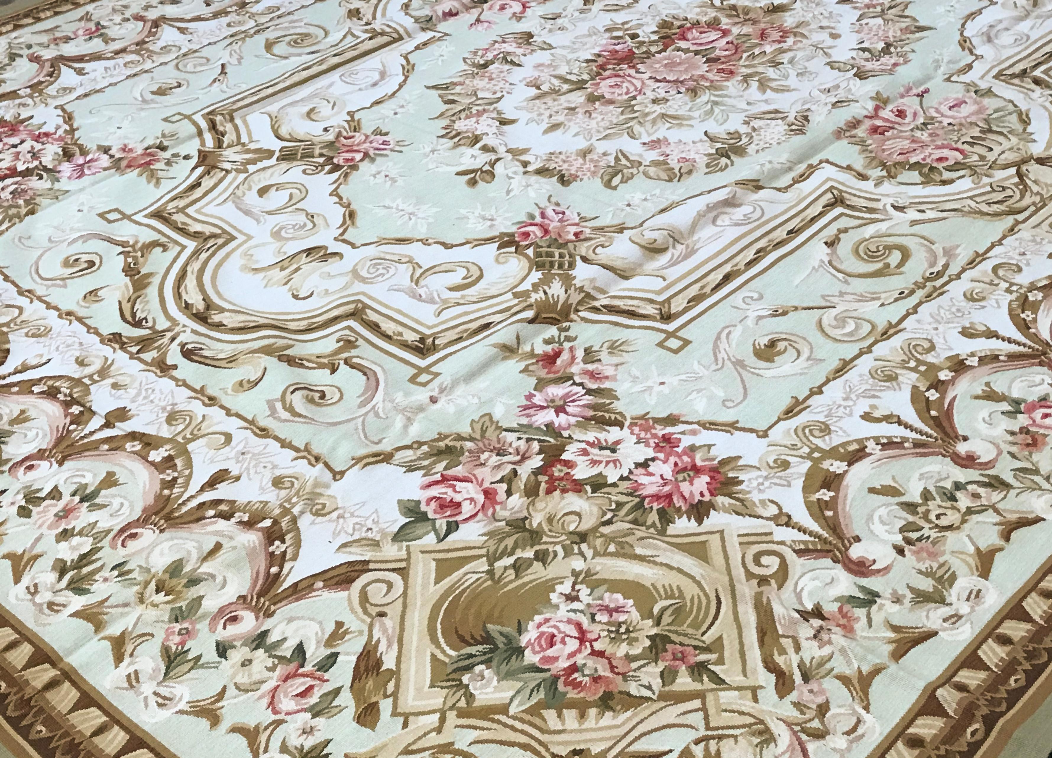 Hand-Woven 17th Century Traditional French Aubusson Style Flat-Weave Rug For Sale