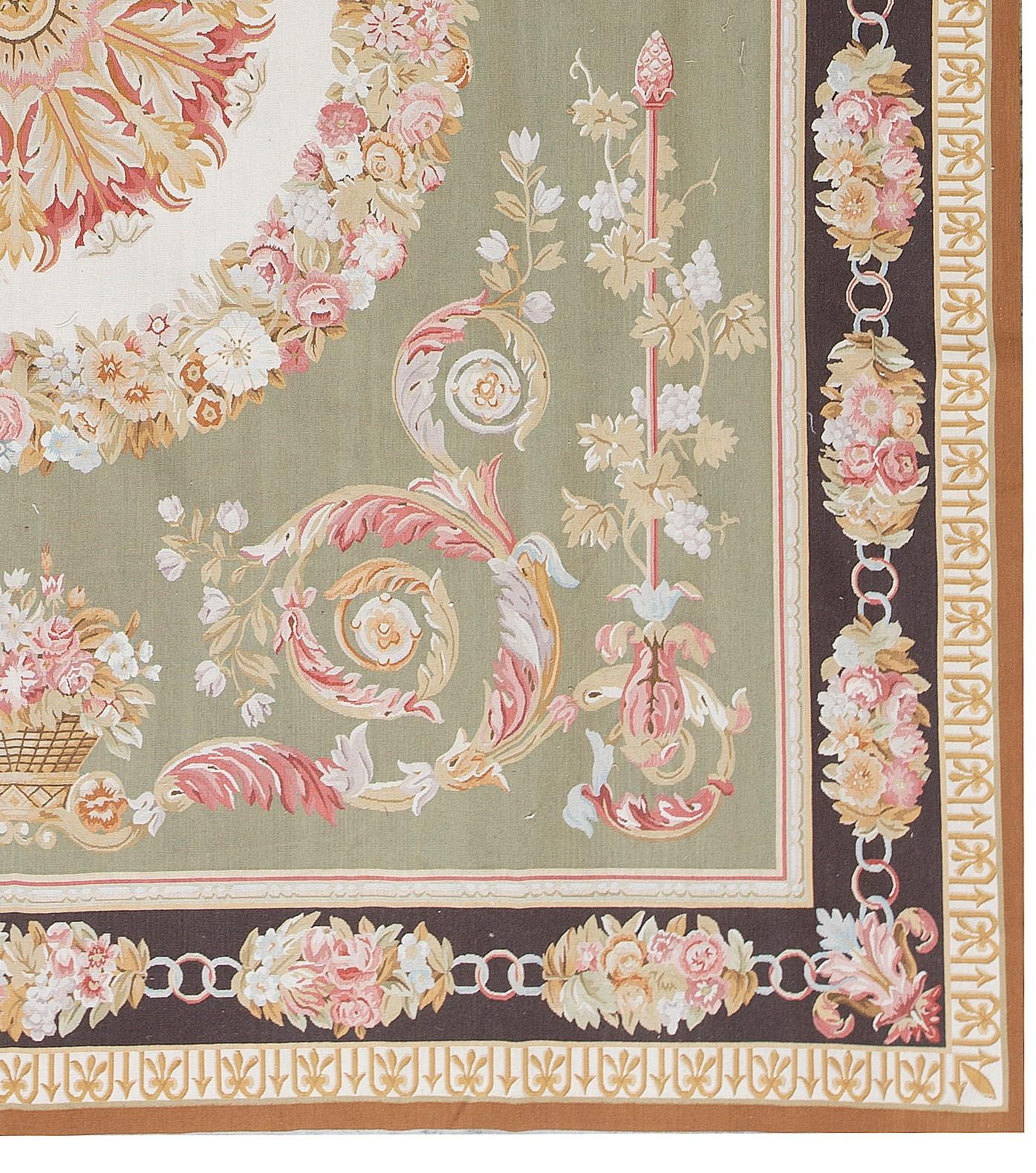 Tapis traditionnel français du 17ème siècle de style Aubusson à tissage plat Excellent état - En vente à Secaucus, NJ