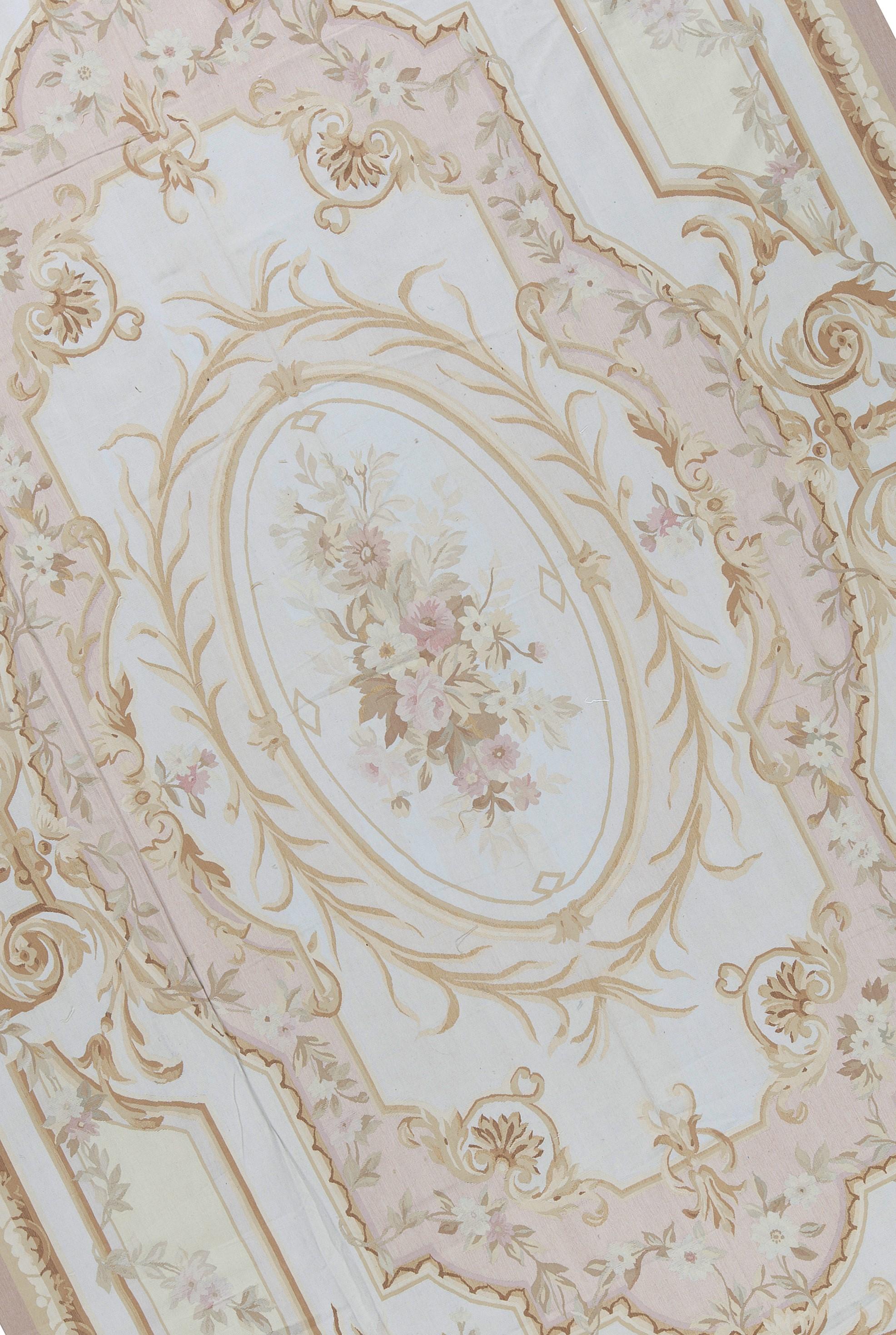 Handgewebte Nachbildung der klassischen französischen Aubusson-Teppiche in Flachgewebe, die seit dem späten 17. Jahrhundert in den schönsten Häusern und Palästen zu finden sind. Größe 11' 11'' x 17' 11''.