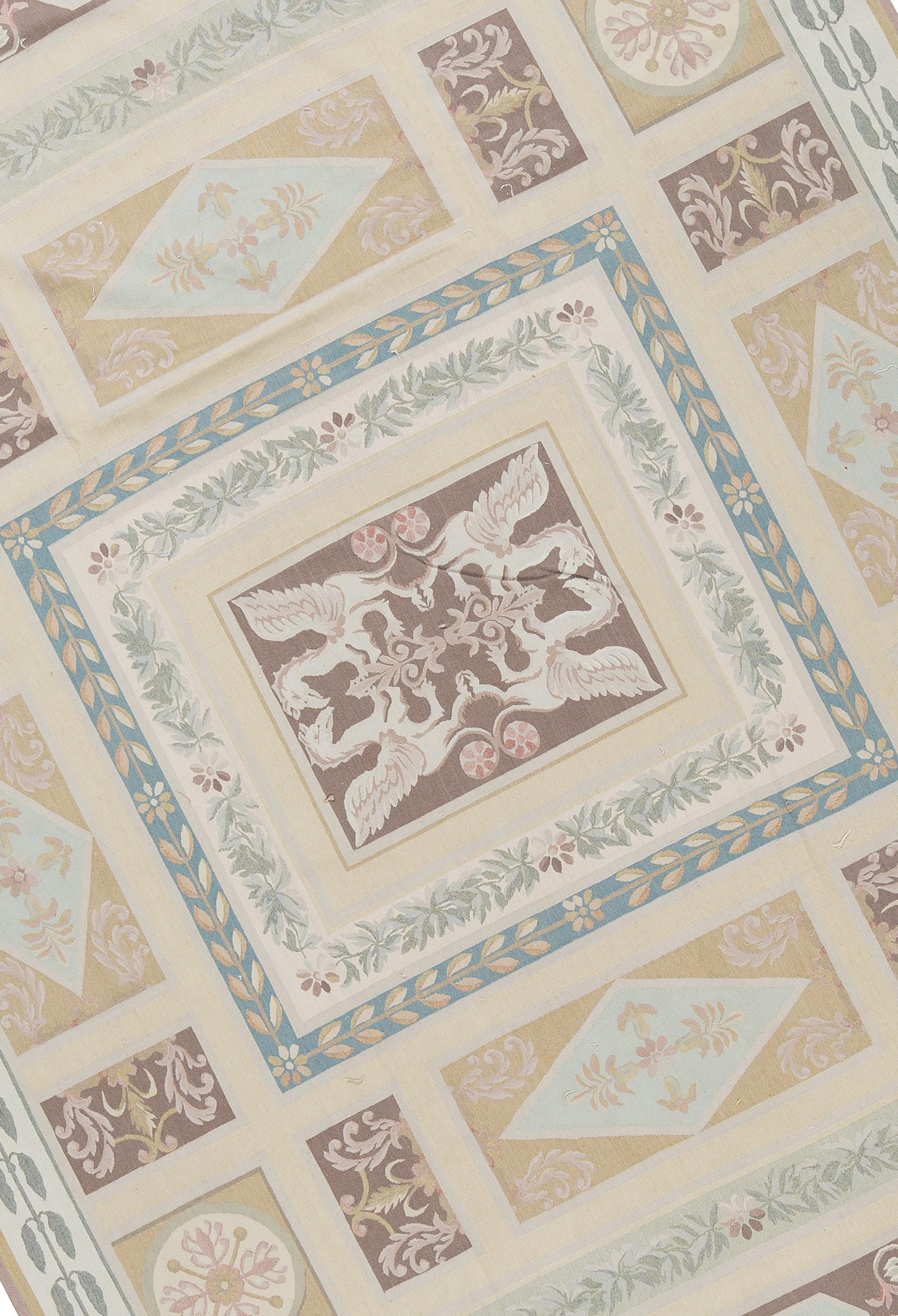 Récréation tissée à la main des tapis d'Aubusson classiques français à tissage plat que l'on trouve dans les maisons et les palais les plus raffinés depuis la fin du XVIIe siècle. Taille 10' x 14' 7''.