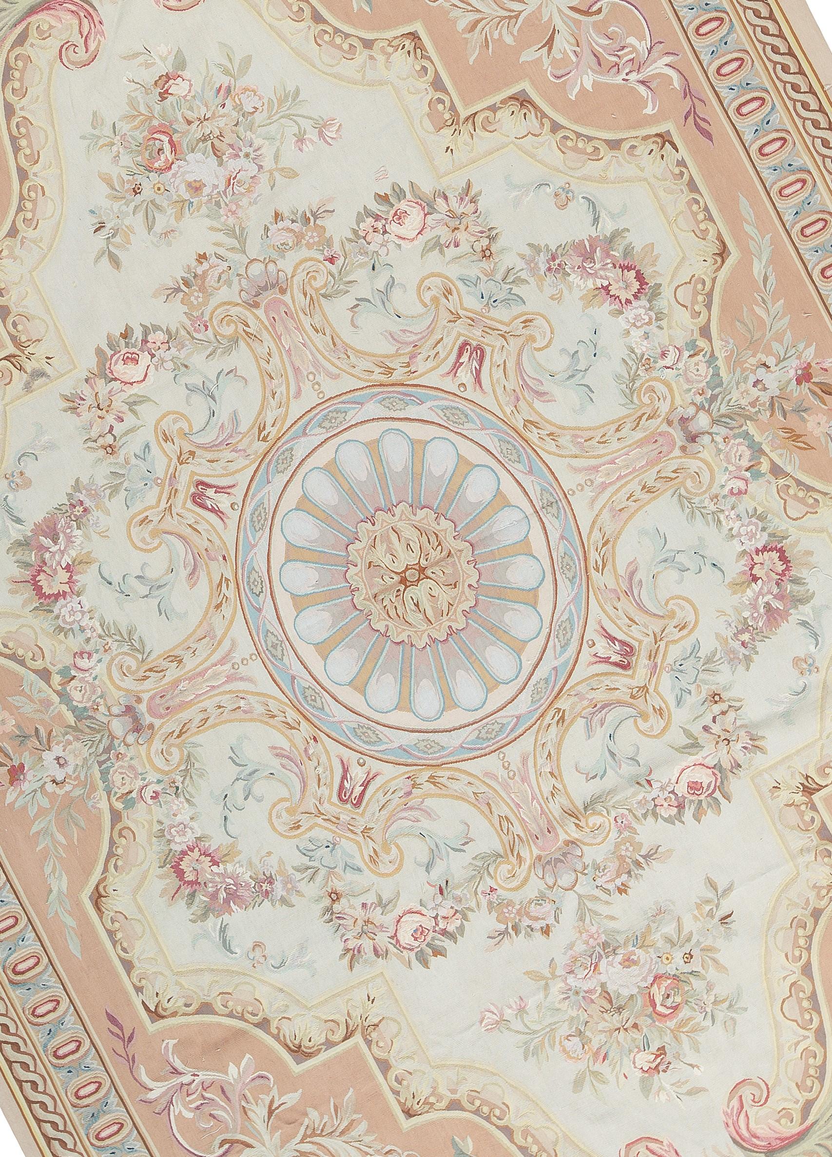 récréation tissée à la main des tapis d'Aubusson classiques français à tissage plat que l'on trouve dans les maisons et les palais les plus raffinés depuis la fin du XVIIe siècle. Taille 10' x 14' 2''.