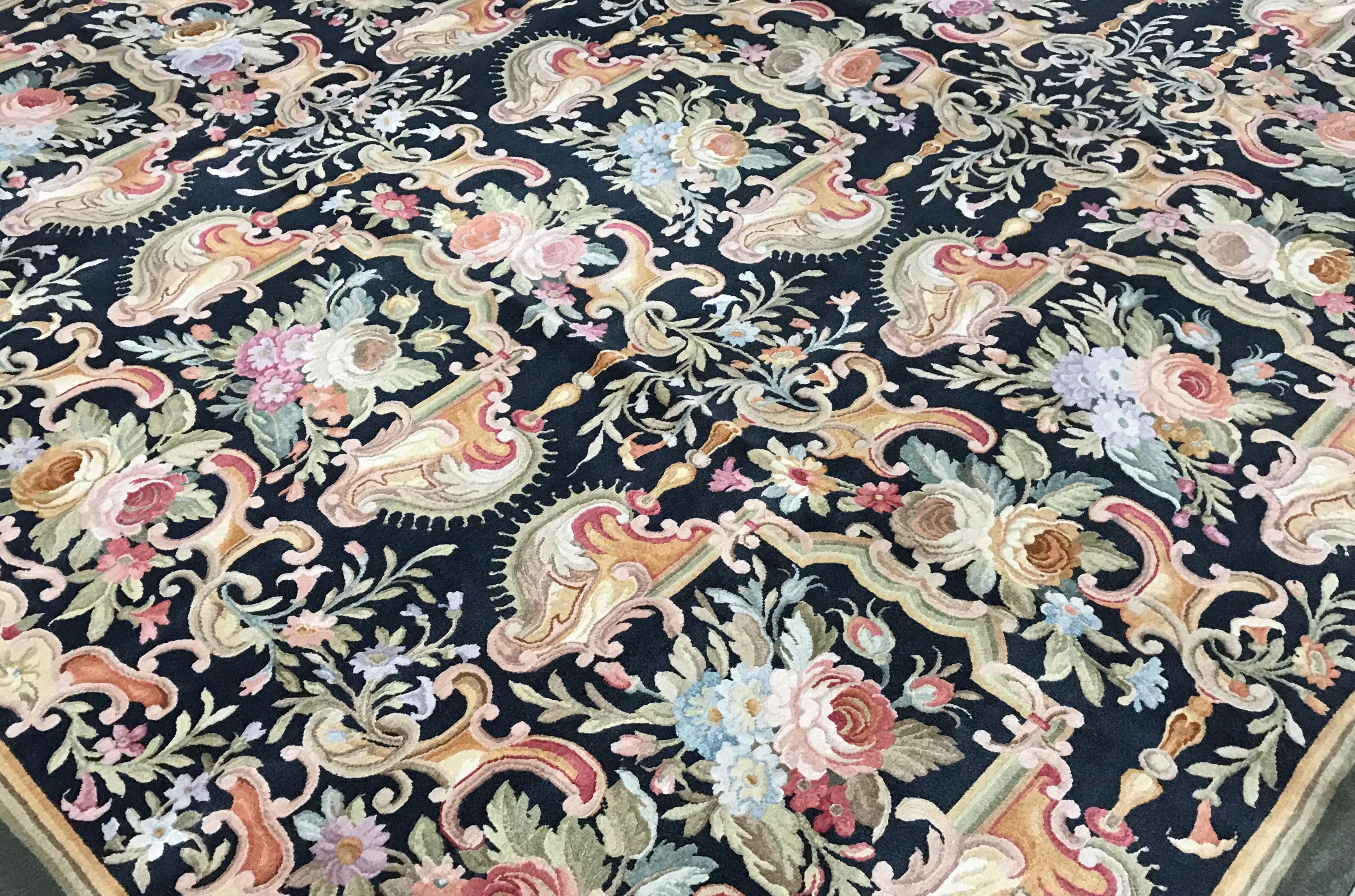 Hand-Woven 17th Century Traditional French Aubusson Style Flat-Weave Rug For Sale