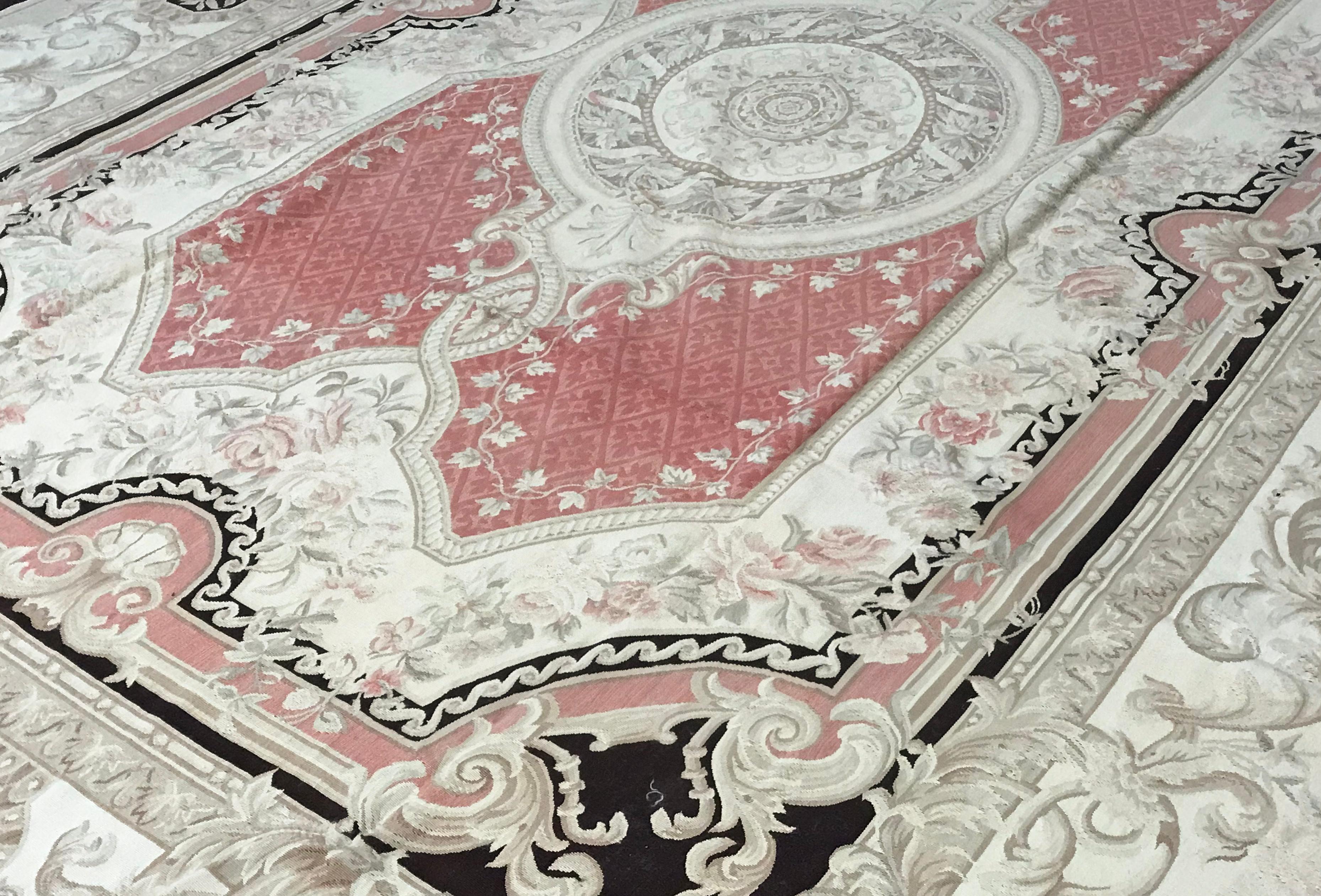 Hand-Woven 17th Century Traditional French Aubusson Style Flat-Weave Rug For Sale