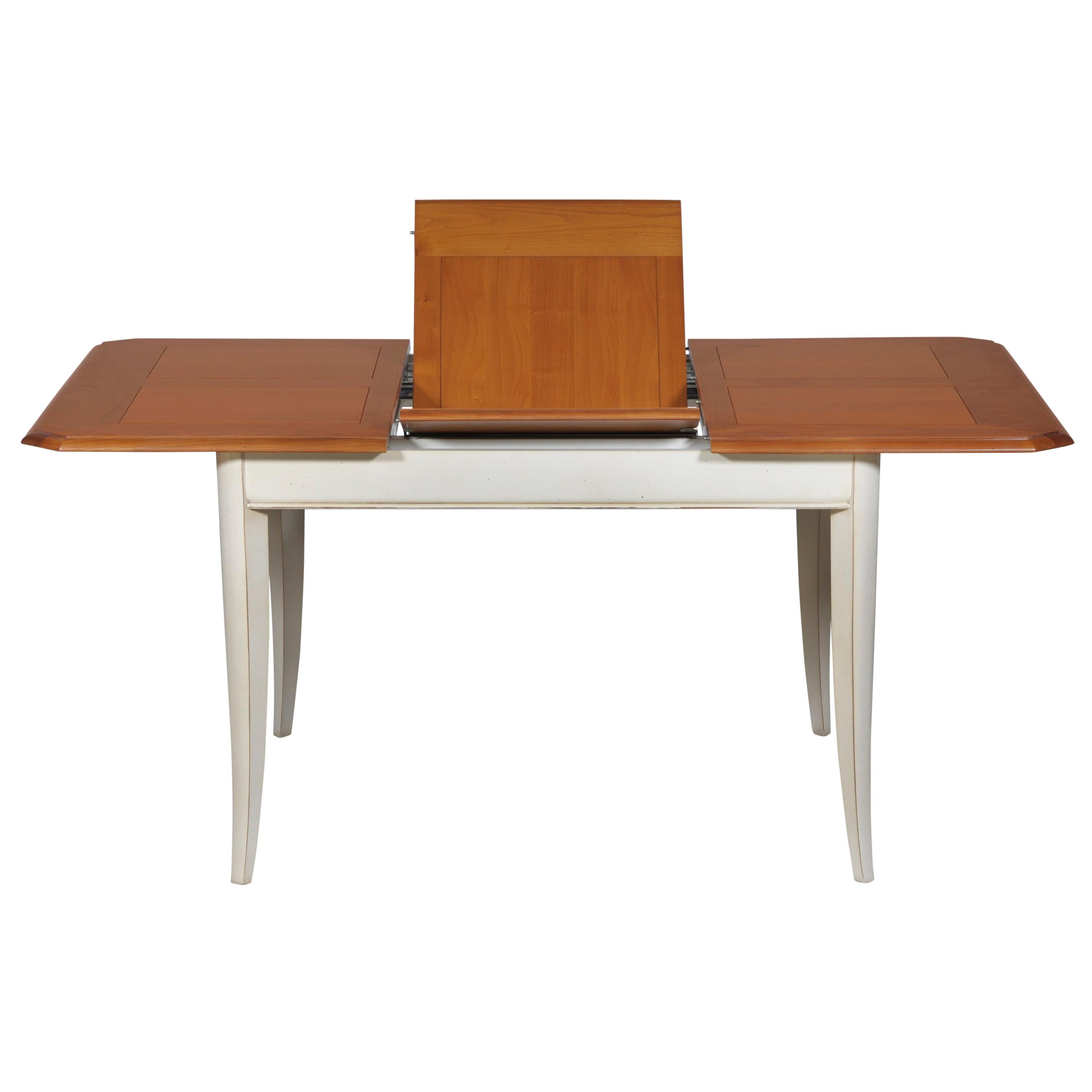 Cette table à manger carrée est typique des meubles classiques français et appartient à notre collection TRADITION qui reprend les classiques intemporels du charme de la campagne française. Les pieds en sabre, les pilastres et les rainures sont