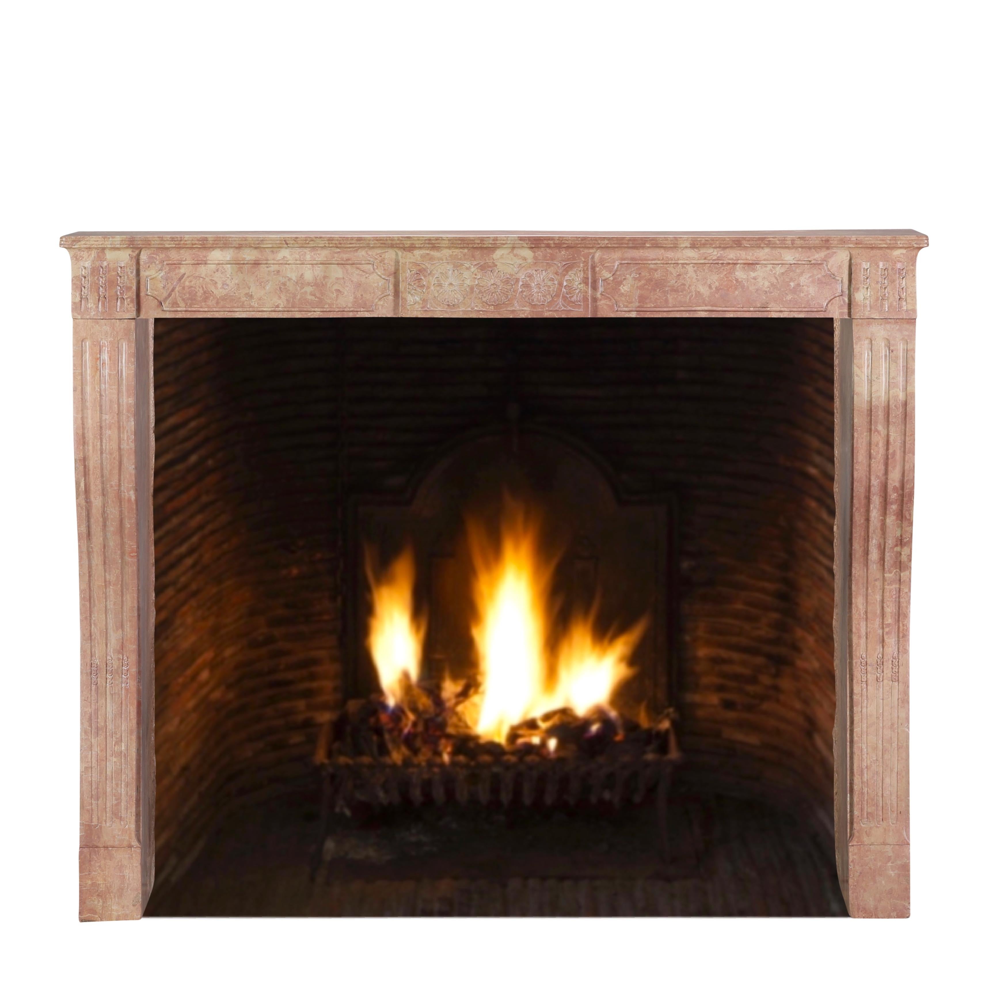 Français Entourage de cheminée haut de style traditionnel français en marbre Liseron rose en vente