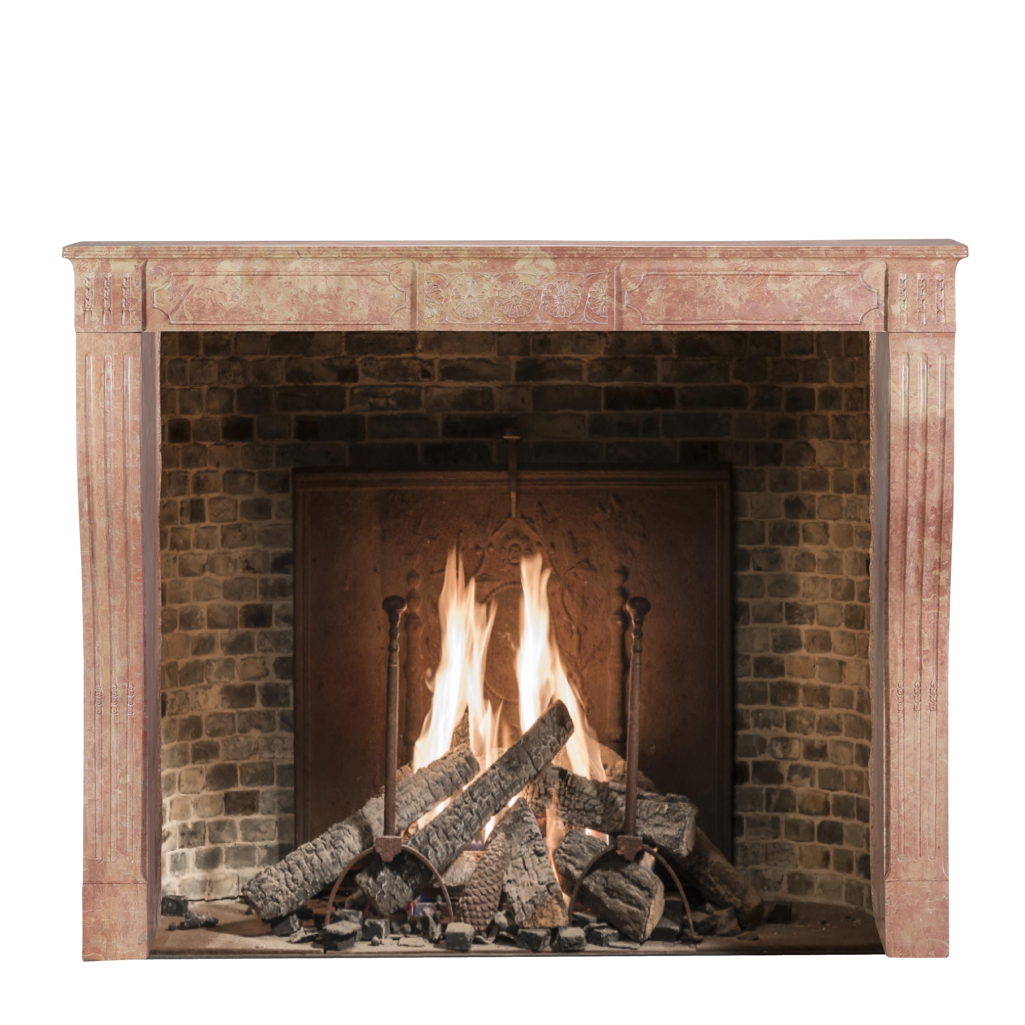 Sculpté à la main Entourage de cheminée haut de style traditionnel français en marbre Liseron rose en vente