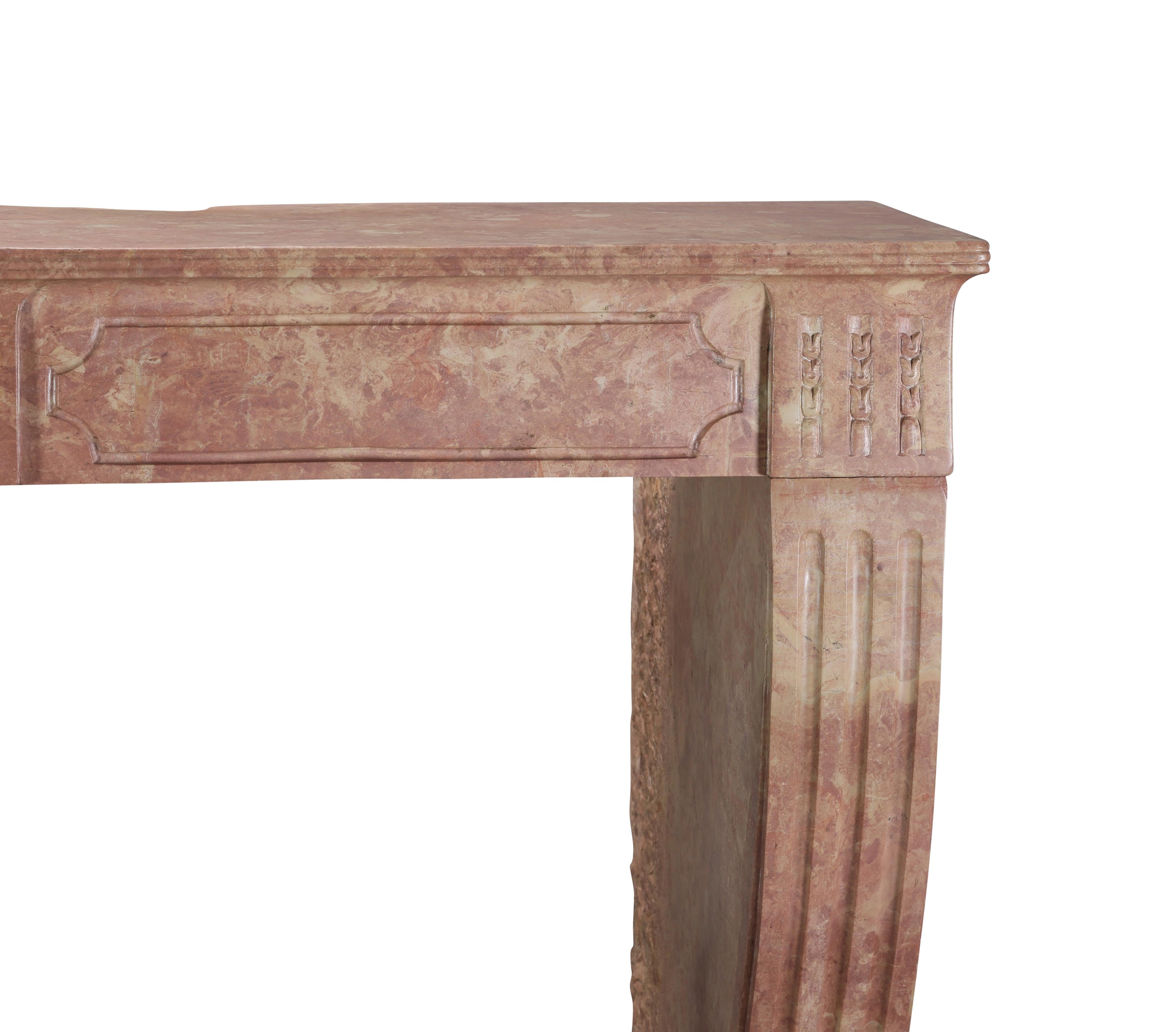 Pierre Entourage de cheminée haut de style traditionnel français en marbre Liseron rose en vente
