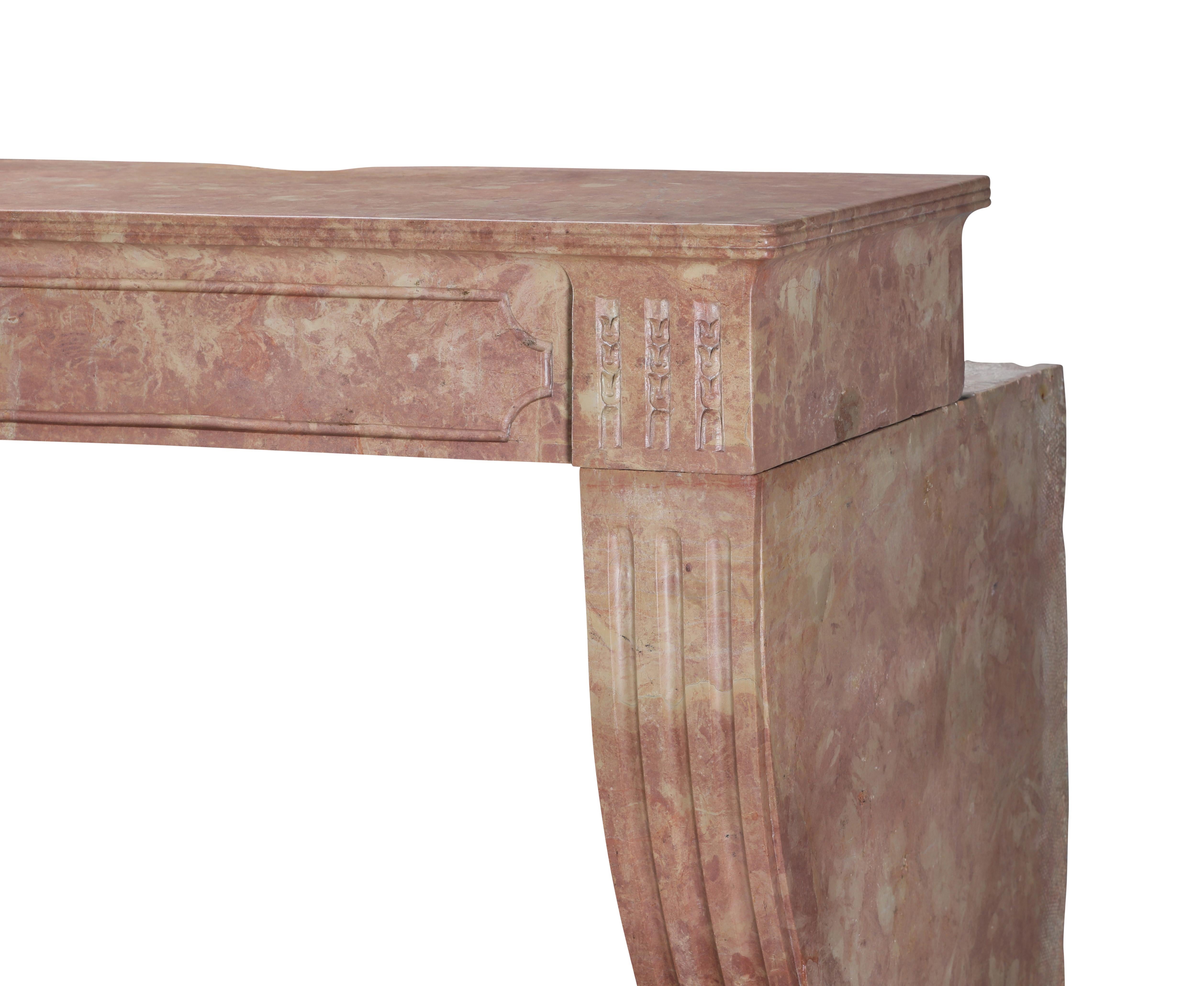 Entourage de cheminée haut de style traditionnel français en marbre Liseron rose en vente 1