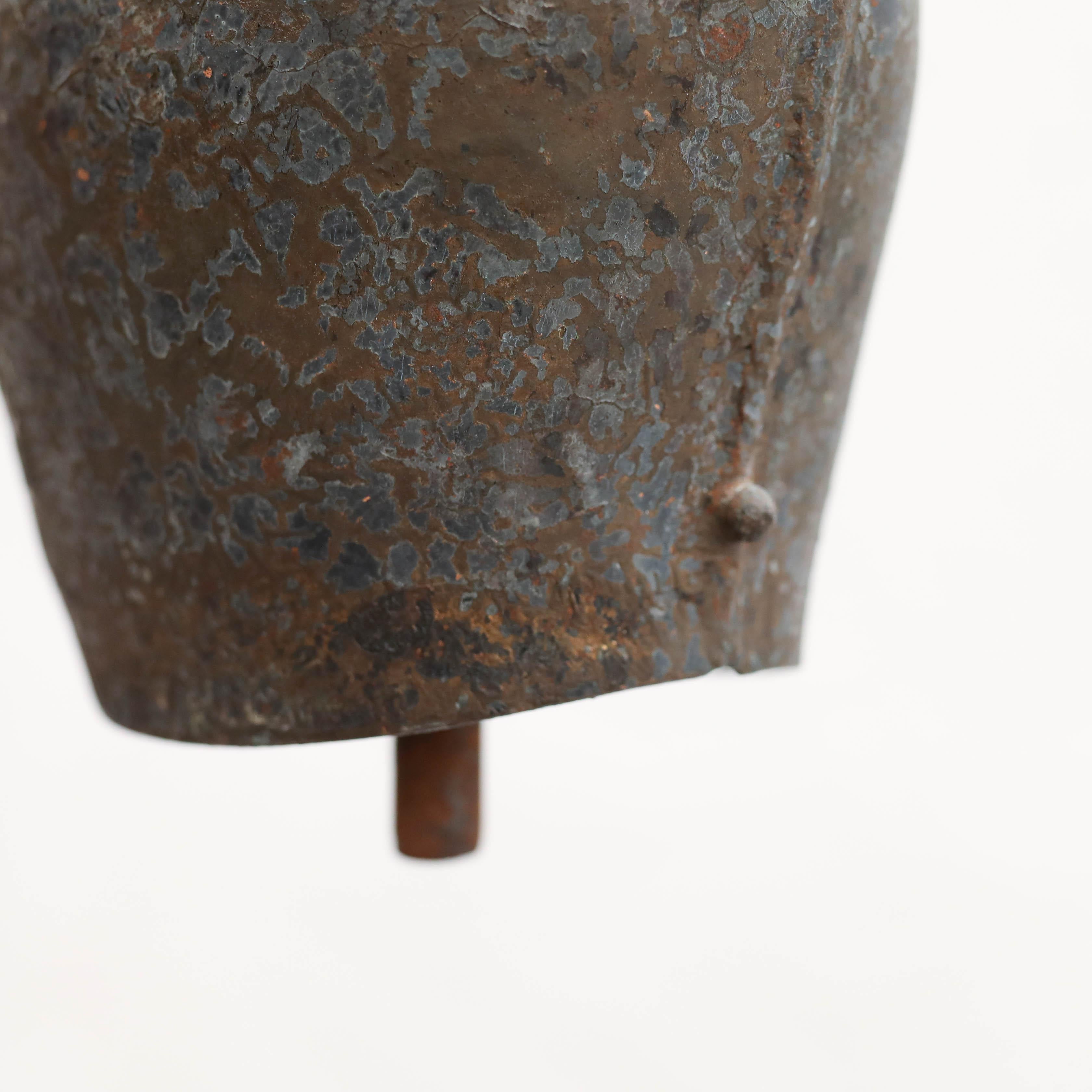 Campana tradicional francesa rústica de bronce y cuero, hacia 1960 en venta 3