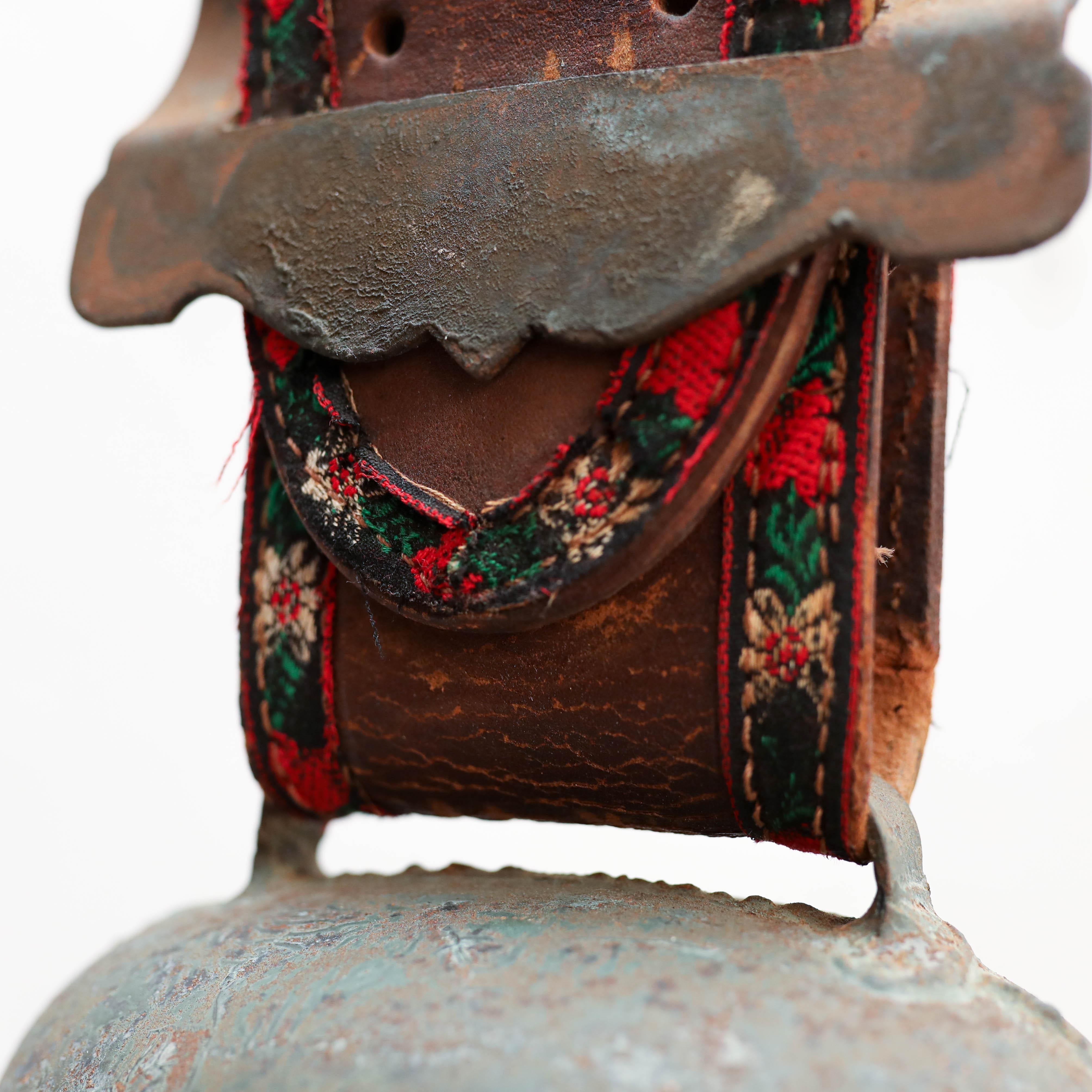 Campana tradicional francesa rústica de bronce y cuero, hacia 1960 en venta 6