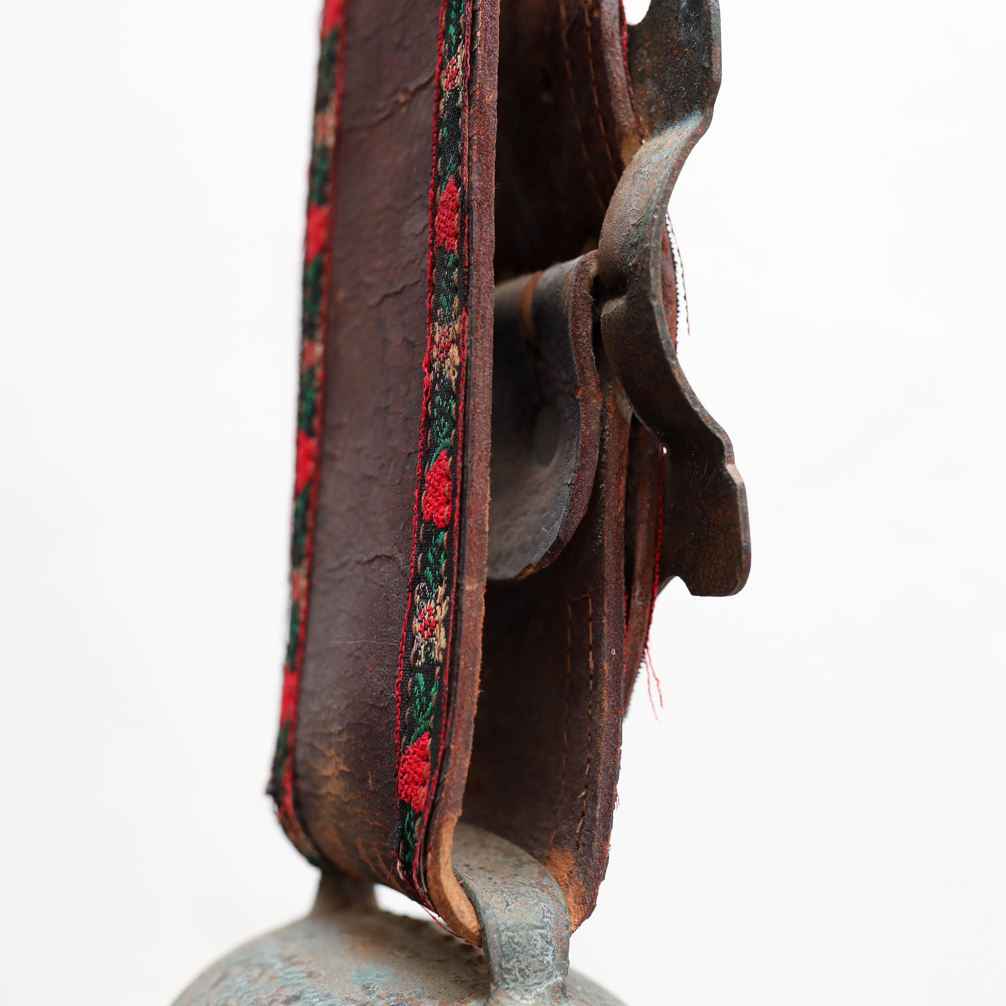 Campana tradicional francesa rústica de bronce y cuero, hacia 1960 en venta 8