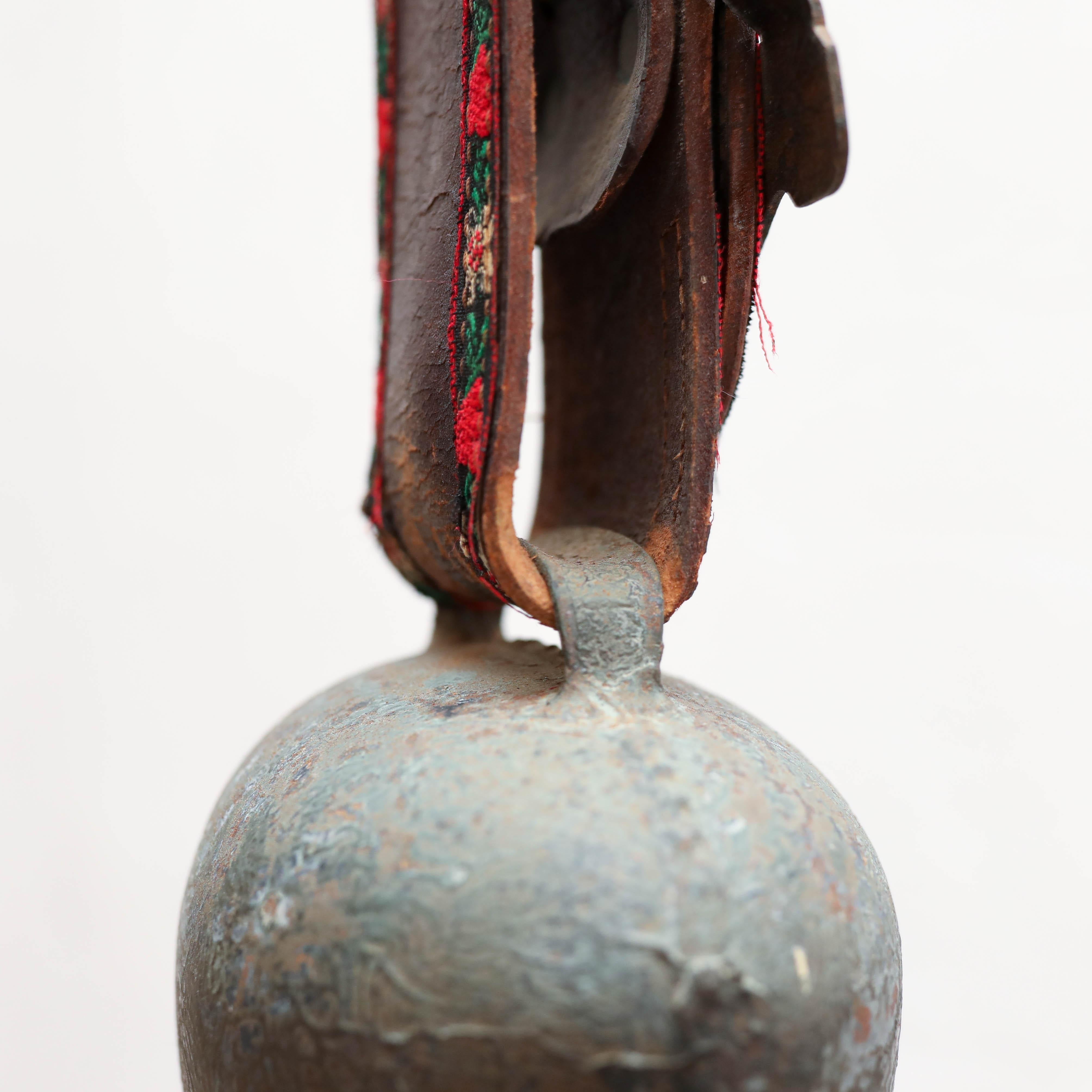 Campana tradicional francesa rústica de bronce y cuero, hacia 1960 en venta 9