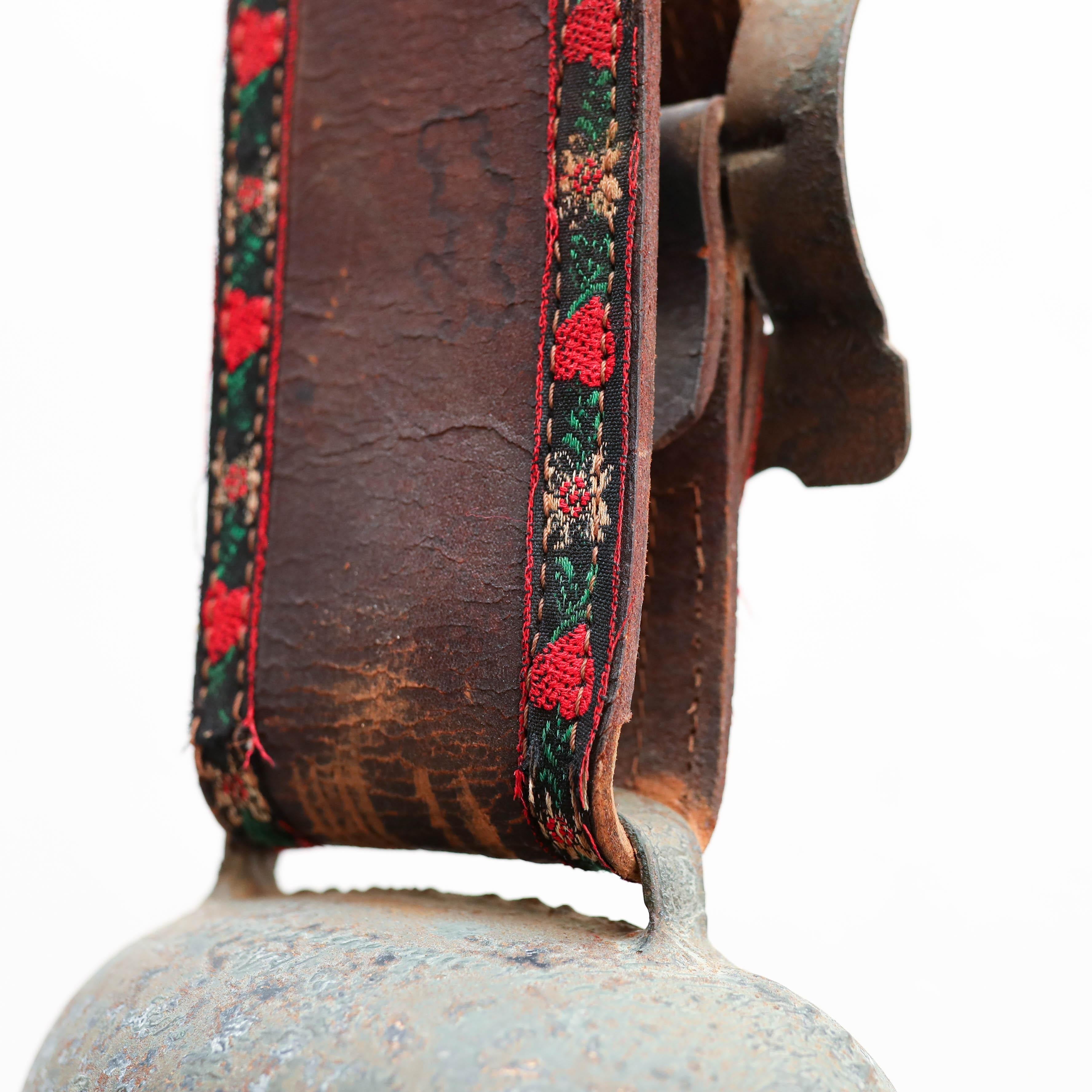 Campana tradicional francesa rústica de bronce y cuero, hacia 1960 en Bueno estado para la venta en Barcelona, ES