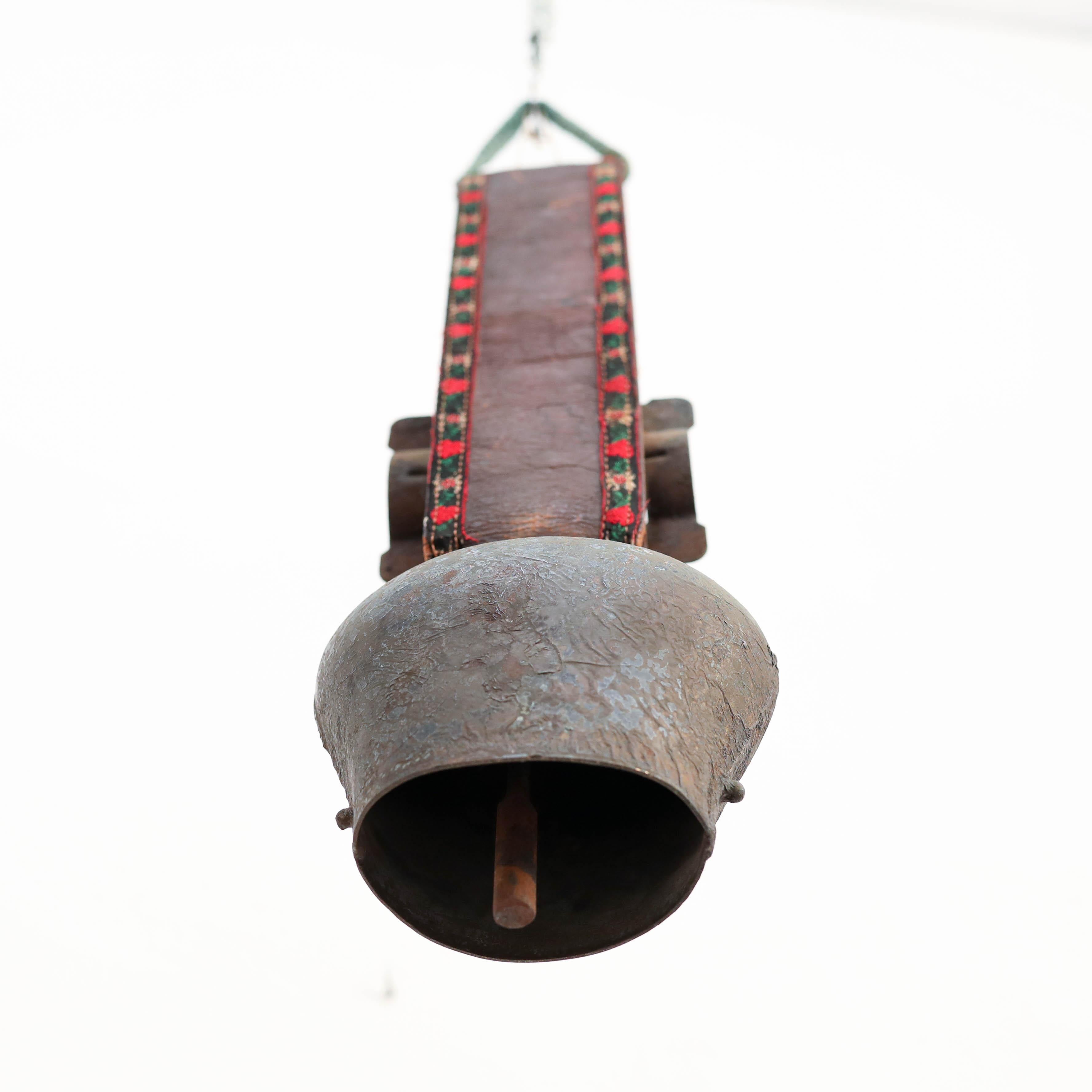Campana tradicional francesa rústica de bronce y cuero, hacia 1960 mediados del siglo XX en venta