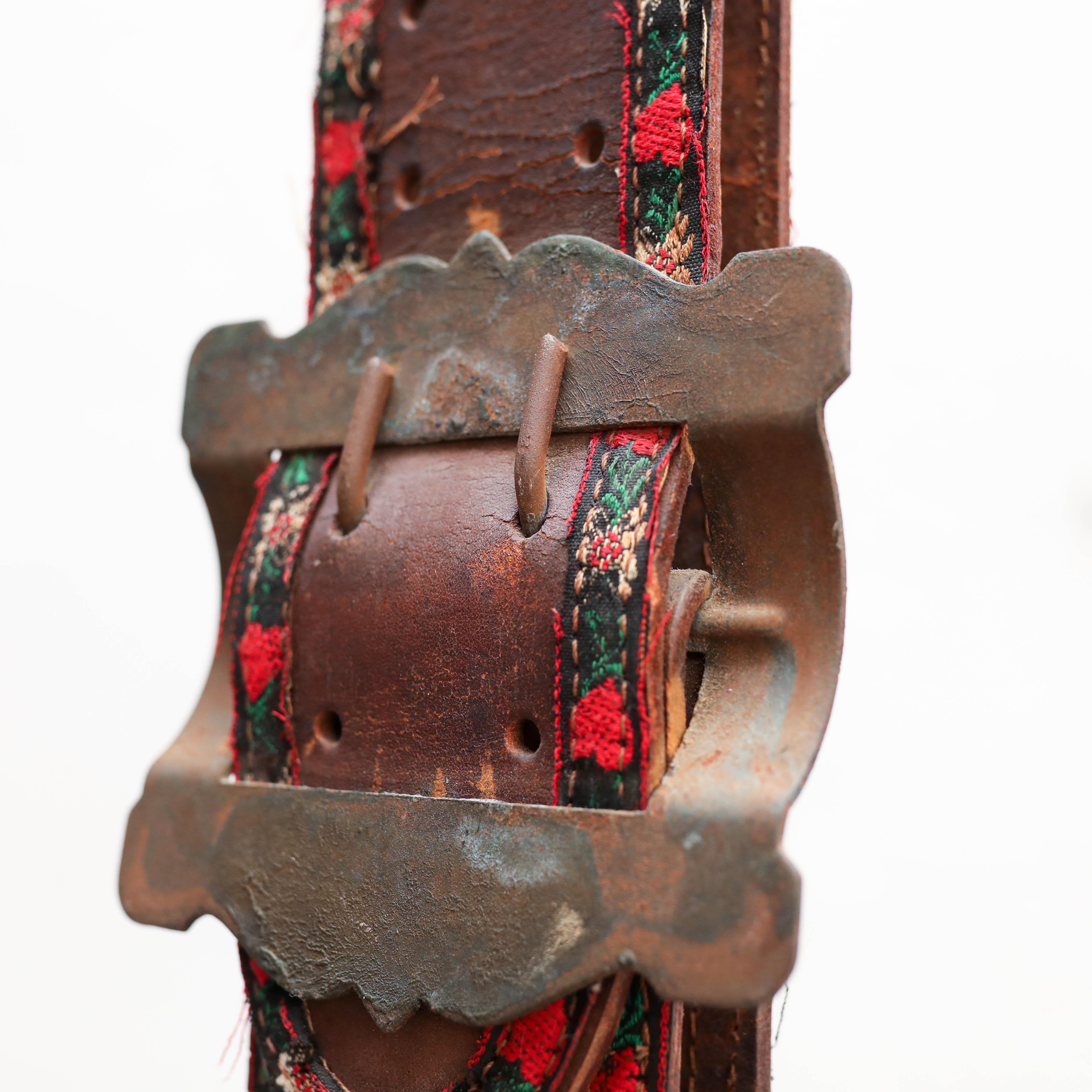 Campana tradicional francesa rústica de bronce y cuero, hacia 1960 en venta 2
