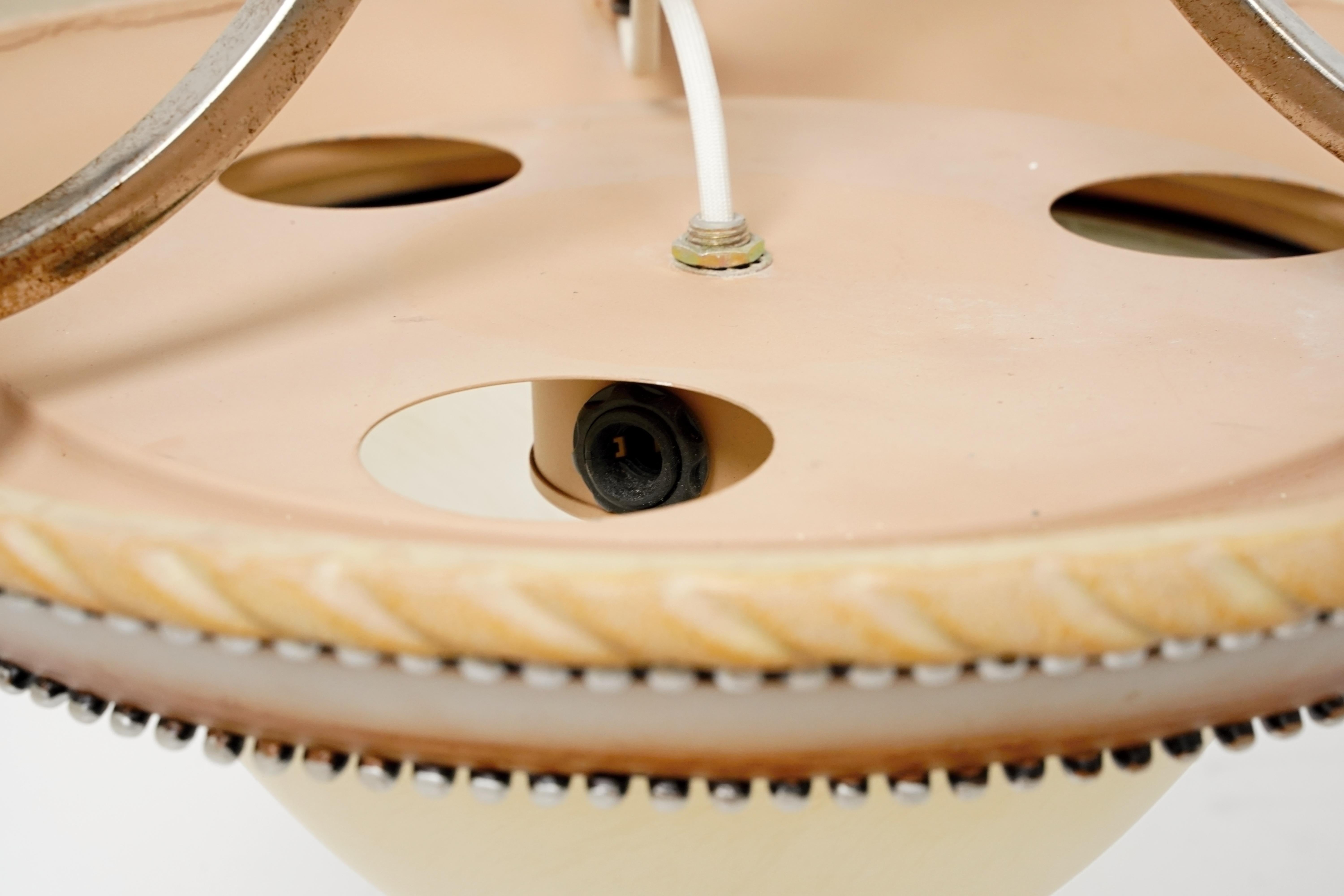 Lampe pendante traditionnelle en verre dépoli Bon état - En vente à New York, NY