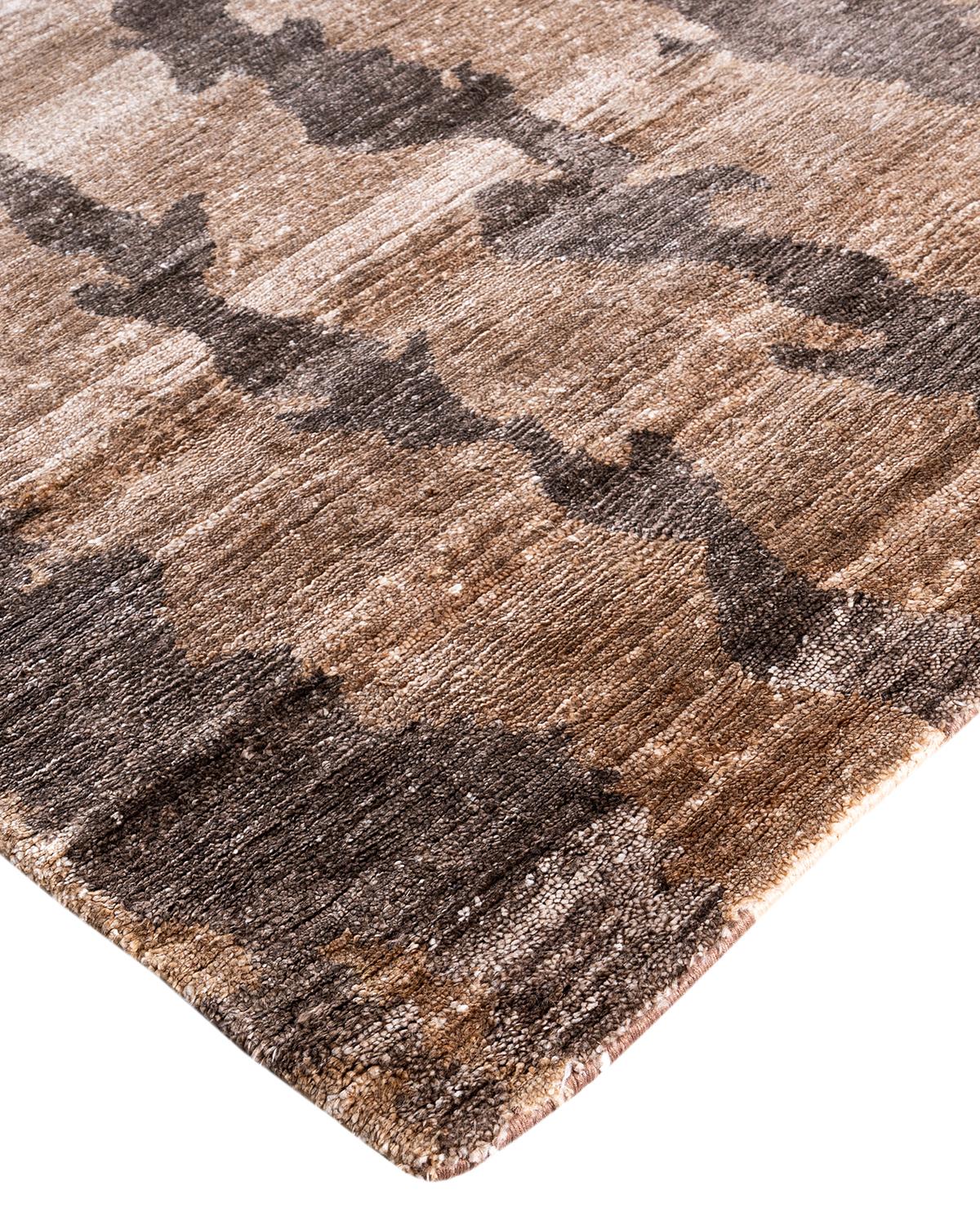 Les tapis kazakhs sont recherchés depuis des générations, leur esthétique unique étant une combinaison captivante d'histoire tribale et d'influence géographique. Les médaillons, les motifs allover et le dessin central, noués à la main de manière