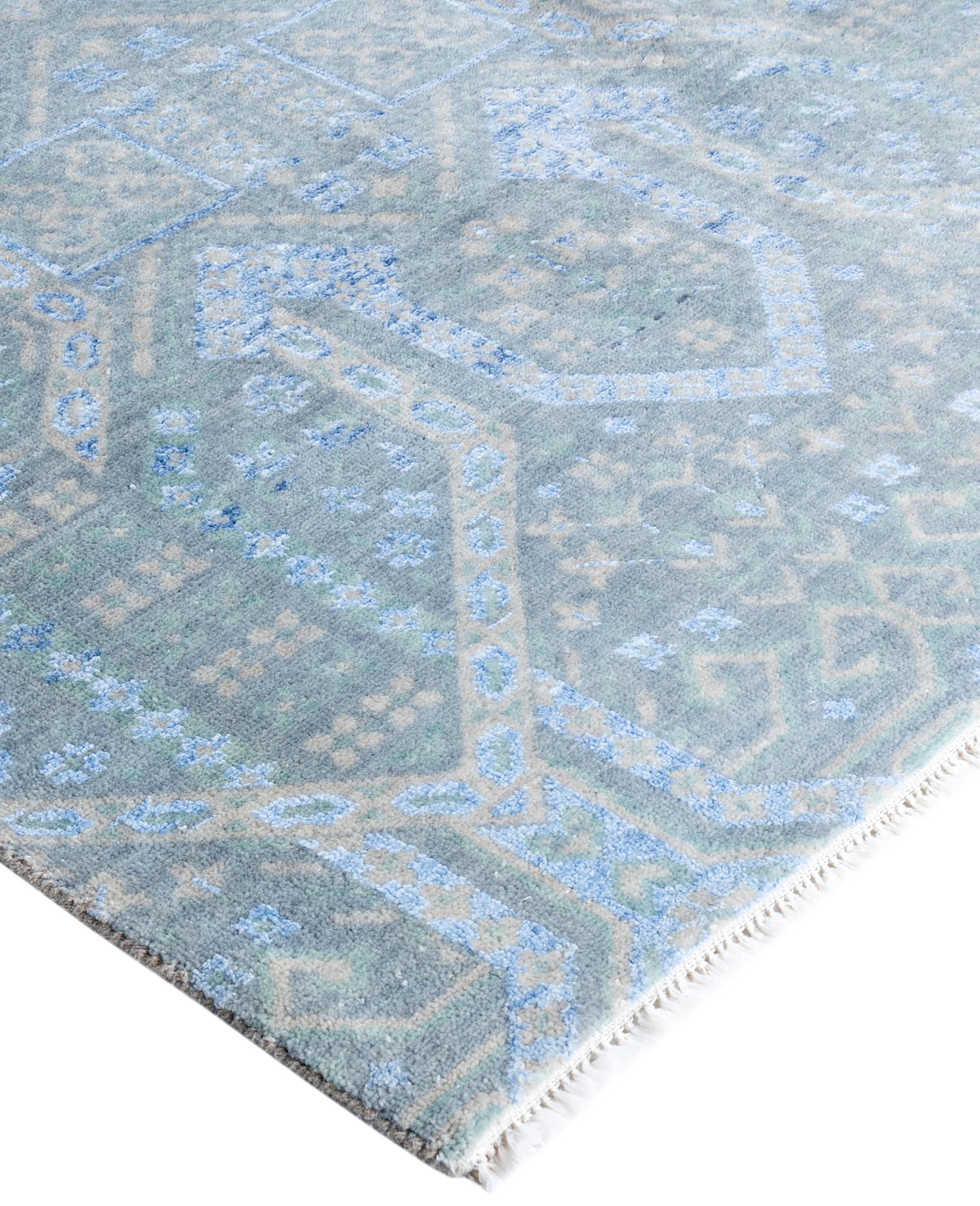 I tappeti Kazak sono ricercati da generazioni e la loro estetica unica è una combinazione accattivante di storia tribale e influenza geografica. Intricatamente annodati a mano in lana, i medaglioni, i motivi allover e il disegno centrale riflettono