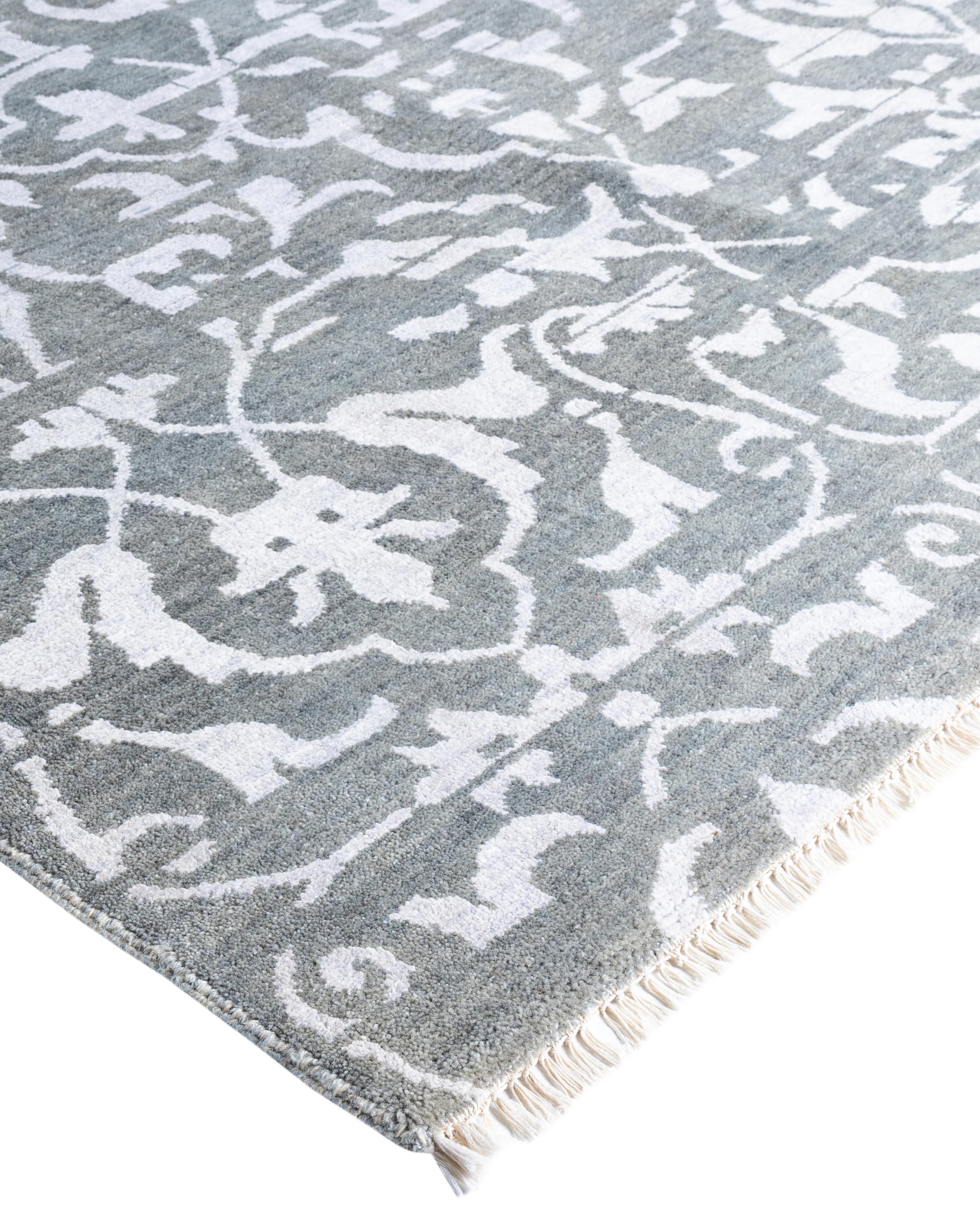 Les tapis kazakhs sont recherchés depuis des générations, leur esthétique unique étant une combinaison captivante d'histoire tribale et d'influence géographique. Les médaillons, les motifs allover et le dessin central, noués à la main de manière