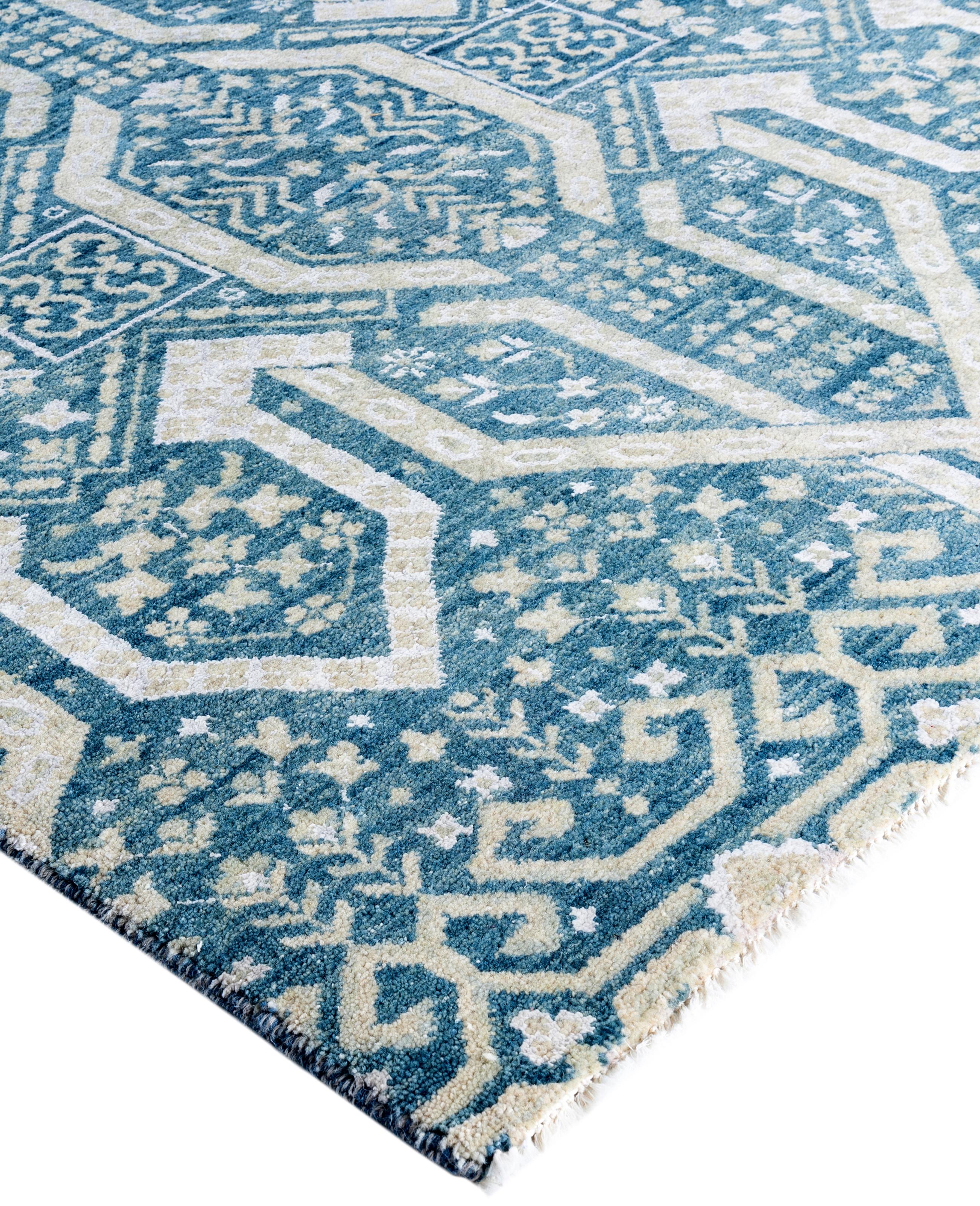 Les tapis kazakhs sont recherchés depuis des générations, leur esthétique unique étant une combinaison captivante d'histoire tribale et d'influence géographique. Les médaillons, les motifs allover et le dessin central, noués à la main de manière