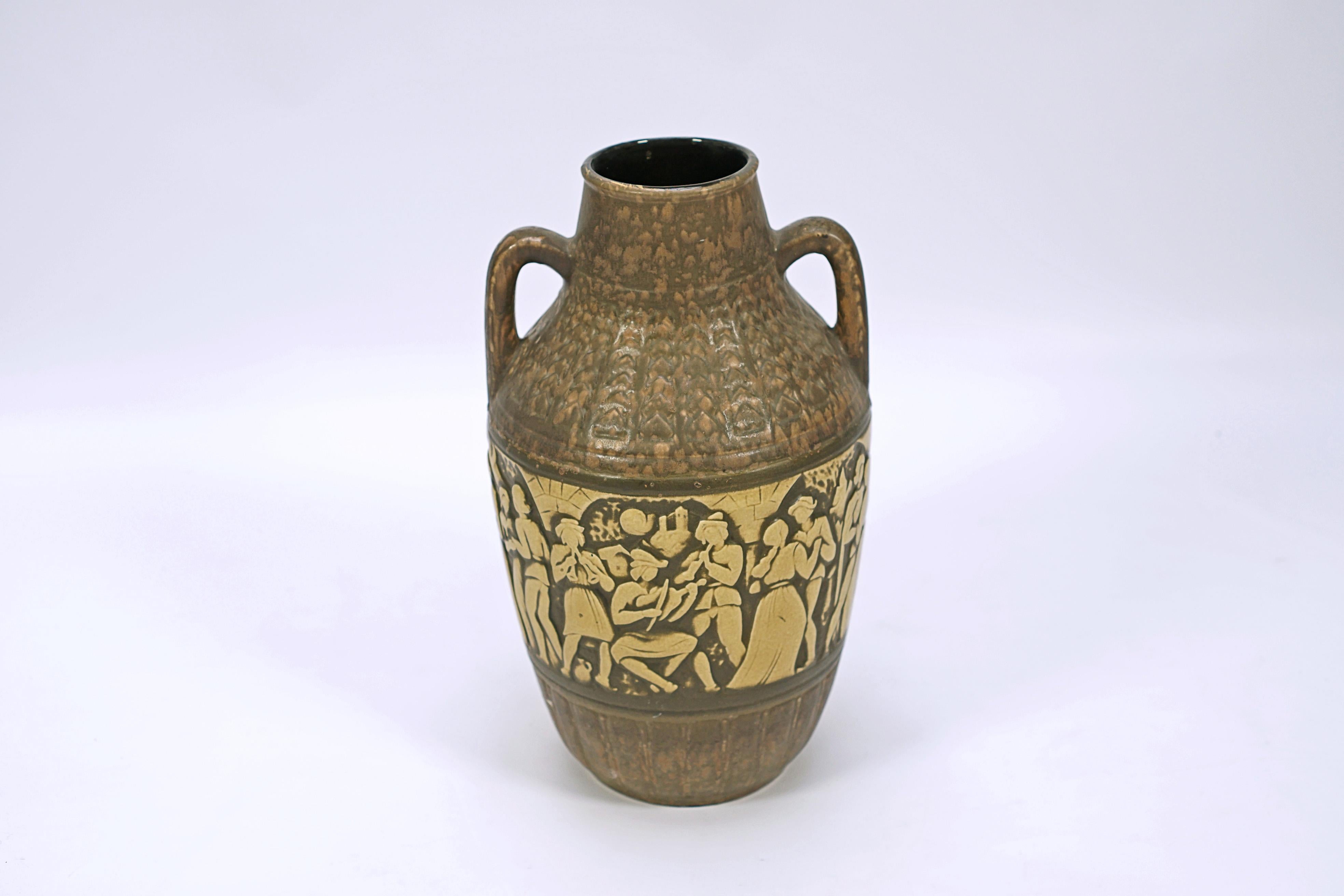 Keramische Vase in Brauntönen mit Henkeln, mit einem Zentrum von Zeichen in einer deutschen Partei der Zeit.

Gezeichnet W. Deutschland, Nr. 224157. (Nachkriegs-Westdeutschland)