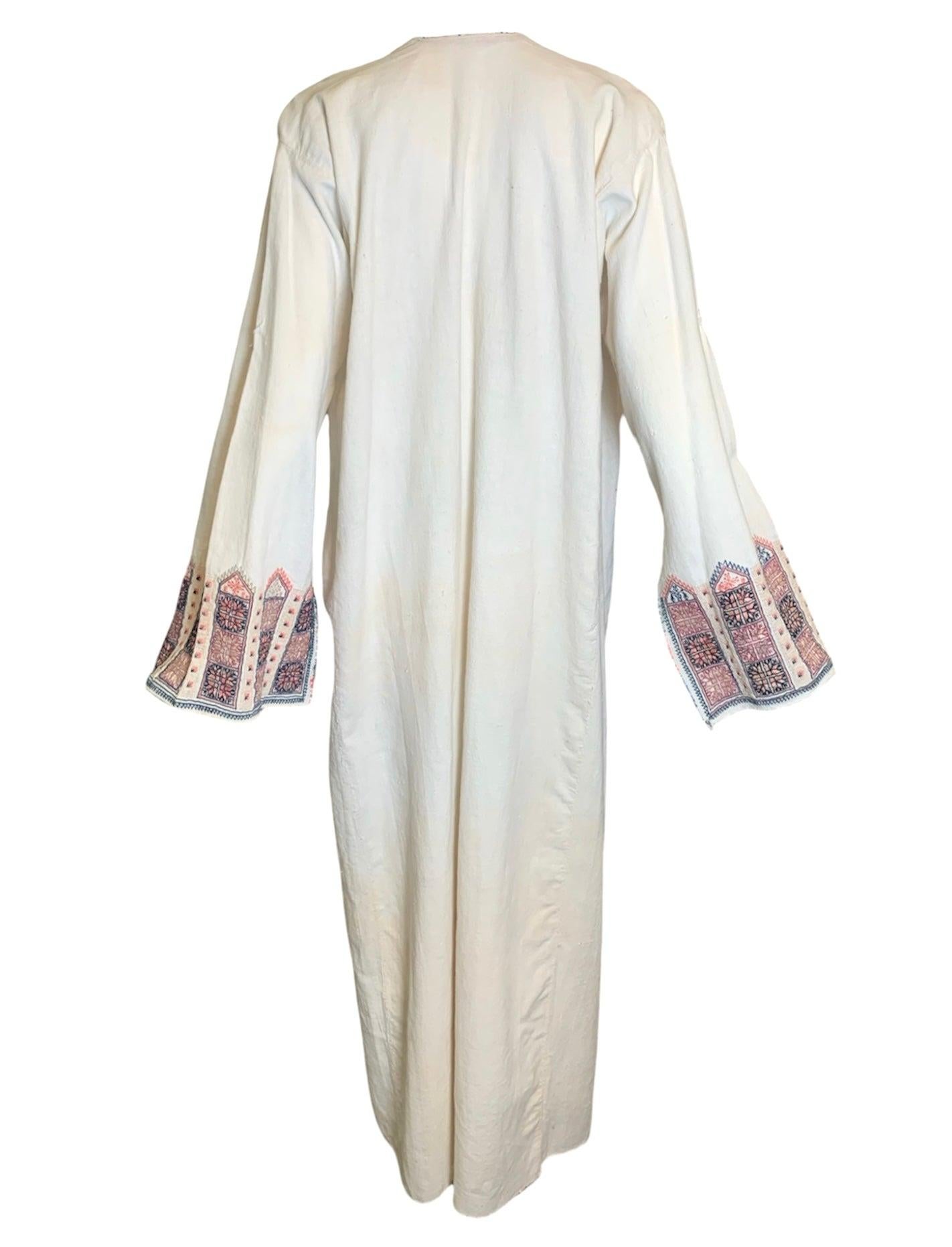 Traditionelle griechische handgestickte Tunika in voller Länge, Anfang 20. (Grau) im Angebot