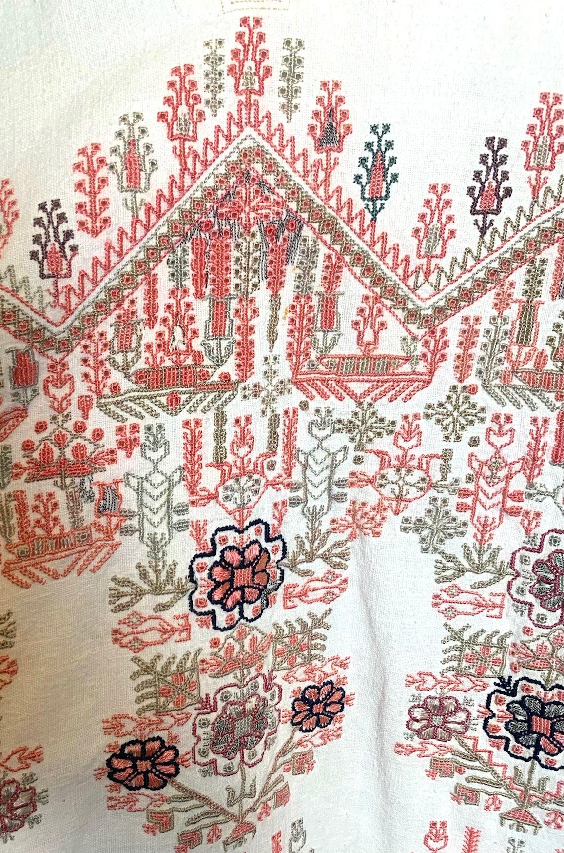 Traditionelle griechische handgestickte Tunika in voller Länge, Anfang 20. im Zustand „Hervorragend“ im Angebot in Los Angeles, CA