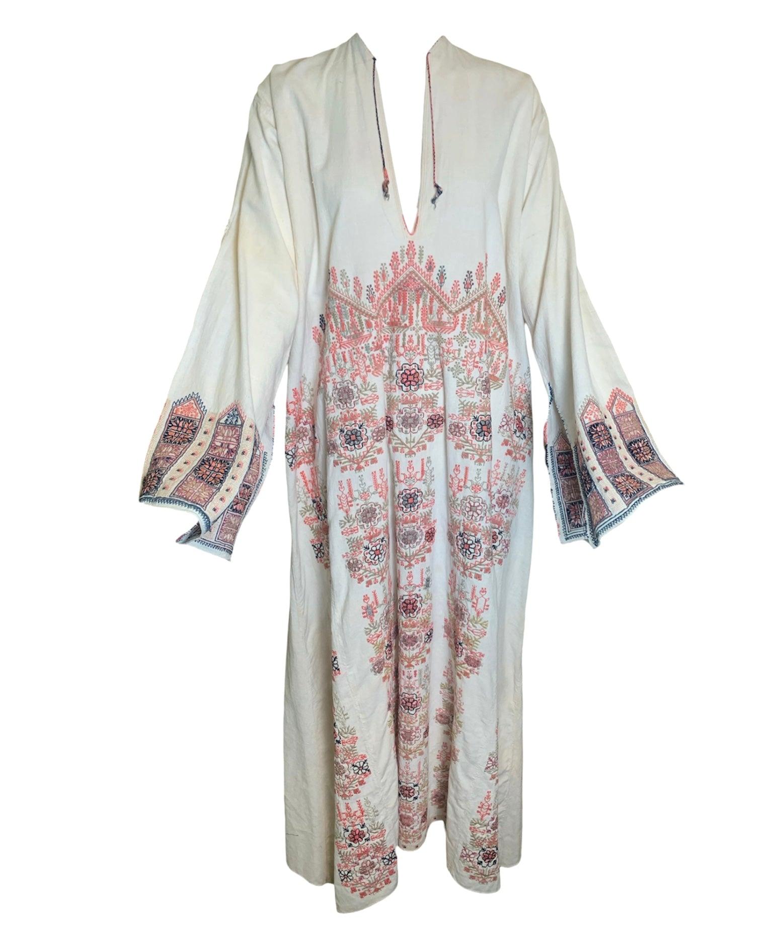 Traditionelle griechische handgestickte Tunika in voller Länge, Anfang 20. im Angebot