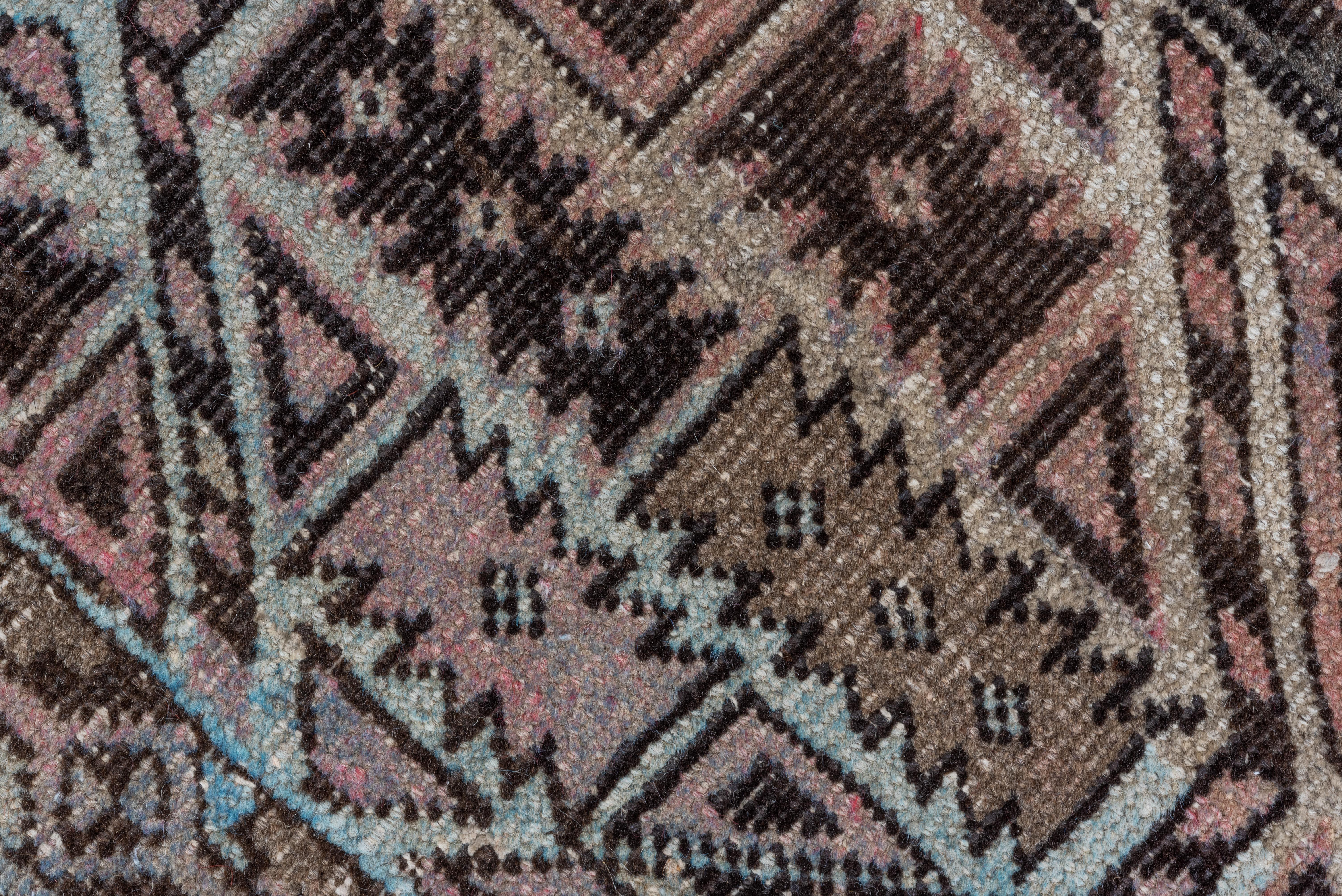 Traditioneller langer Hamadan-Teppich  im Zustand „Gut“ im Angebot in New York, NY