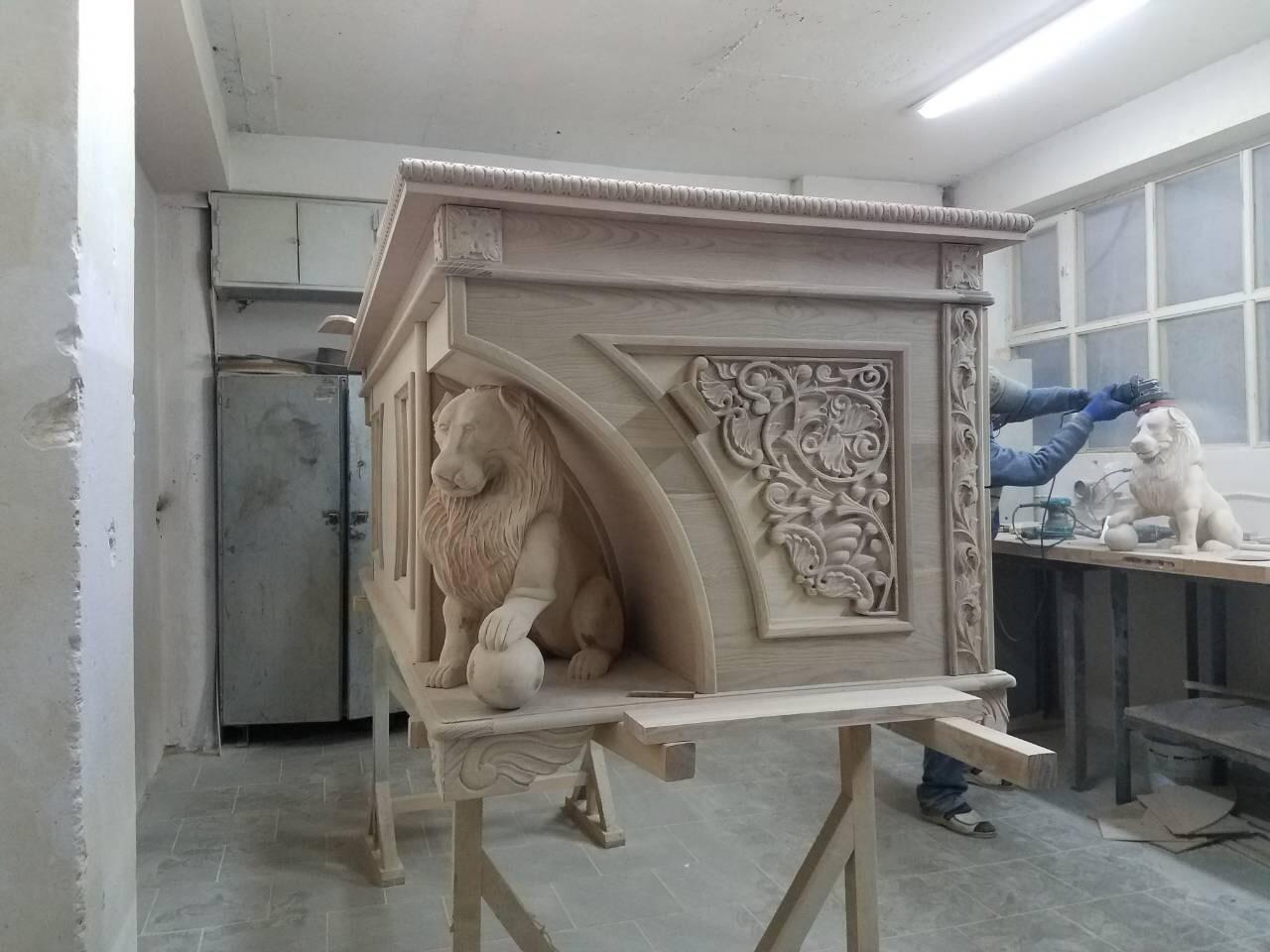 Traditioneller handgeschnitzter Massivholz-Schreibtisch aus Esche im Angebot 6