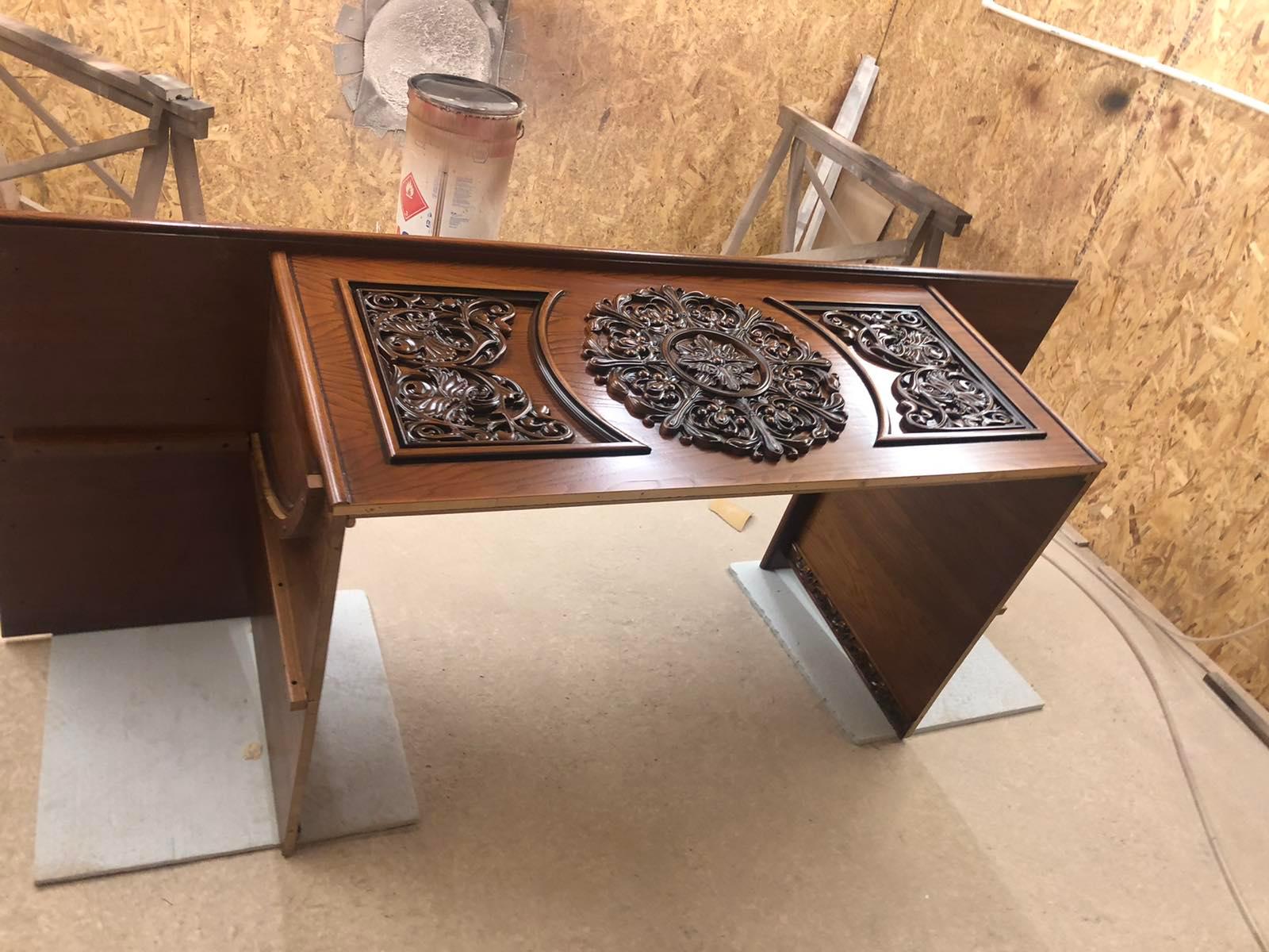 Traditioneller handgeschnitzter Massivholz-Schreibtisch aus Esche im Angebot 7