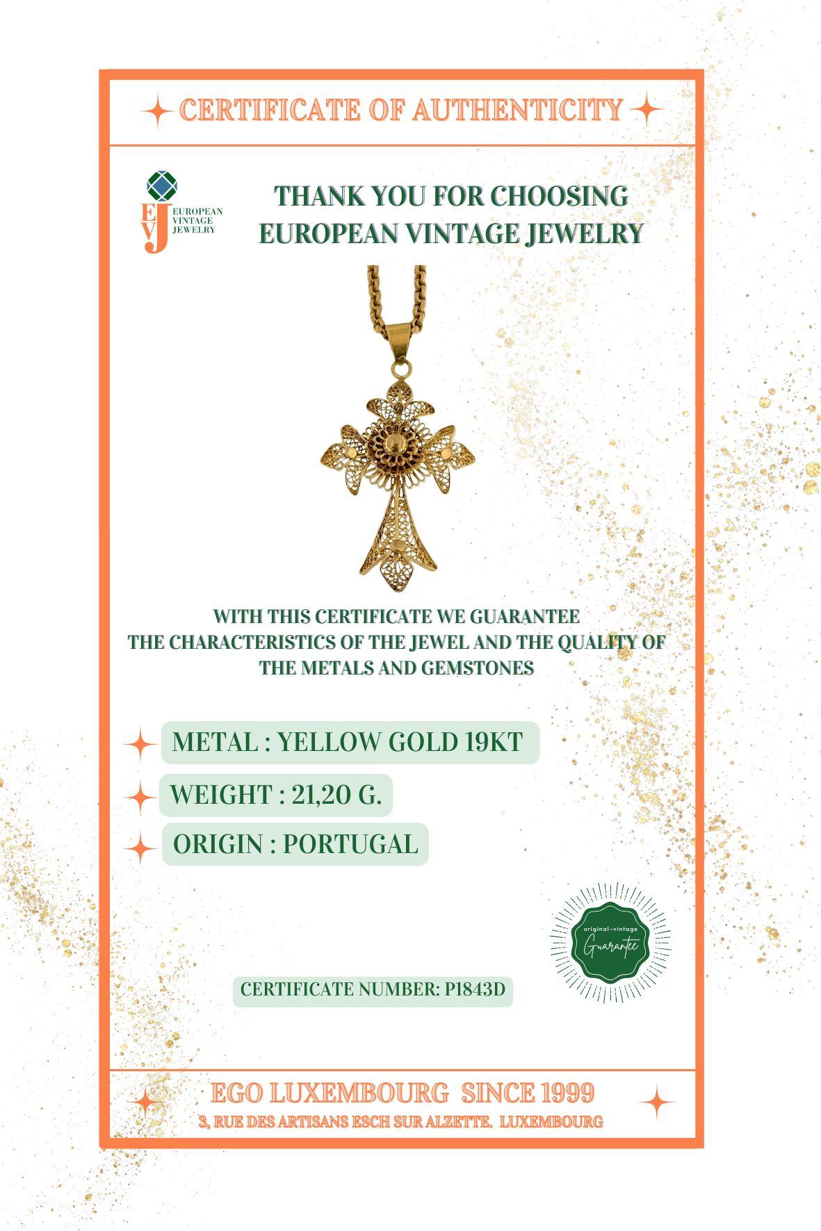 Traditional Hand-Made Portuguese Crucifix with Chain 19 karat Yellow Gold For Sale 14
