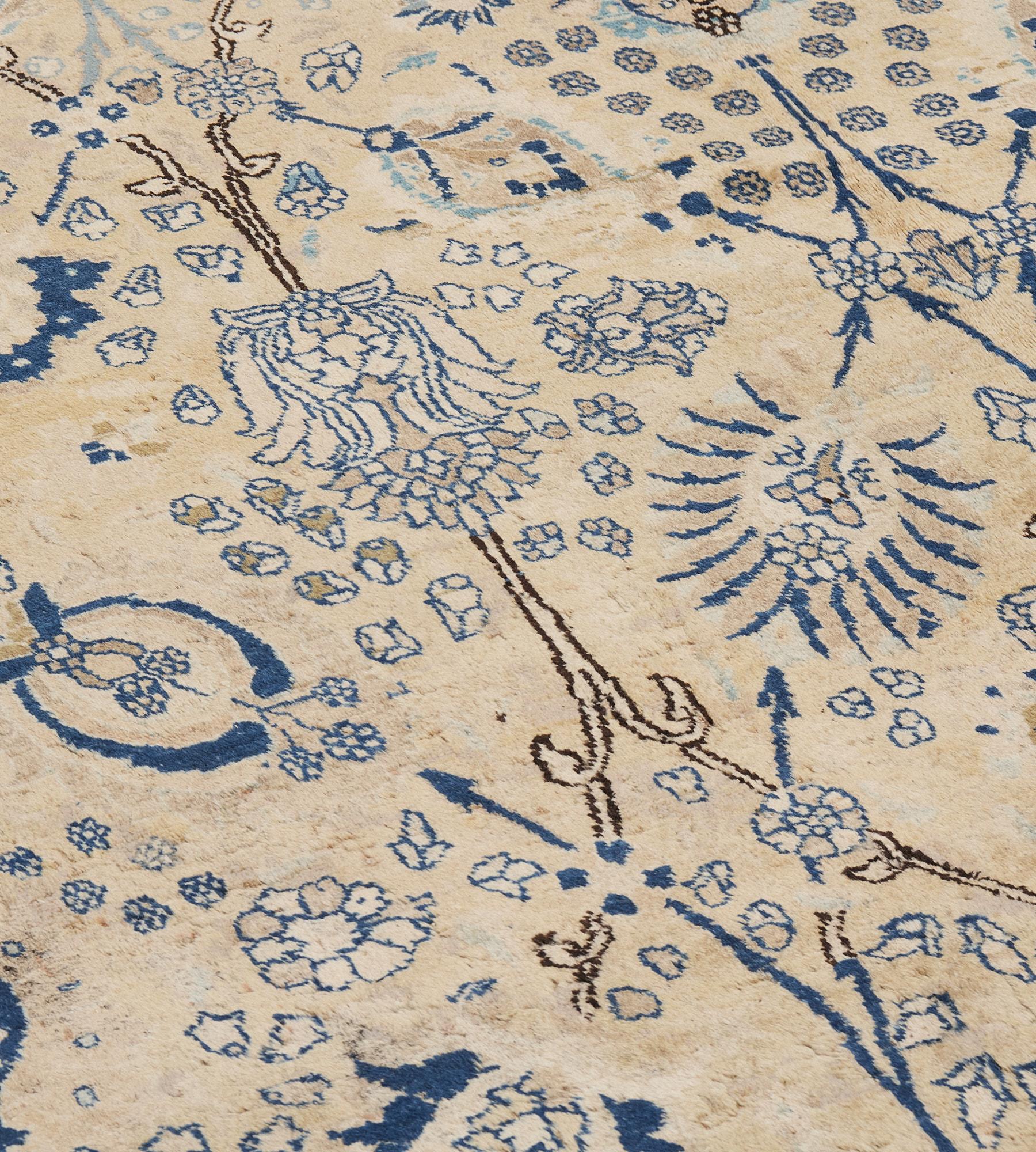 Tapis traditionnel persan Tabriz bleu et ivoire à fleurs tissé à la main Bon état - En vente à West Hollywood, CA