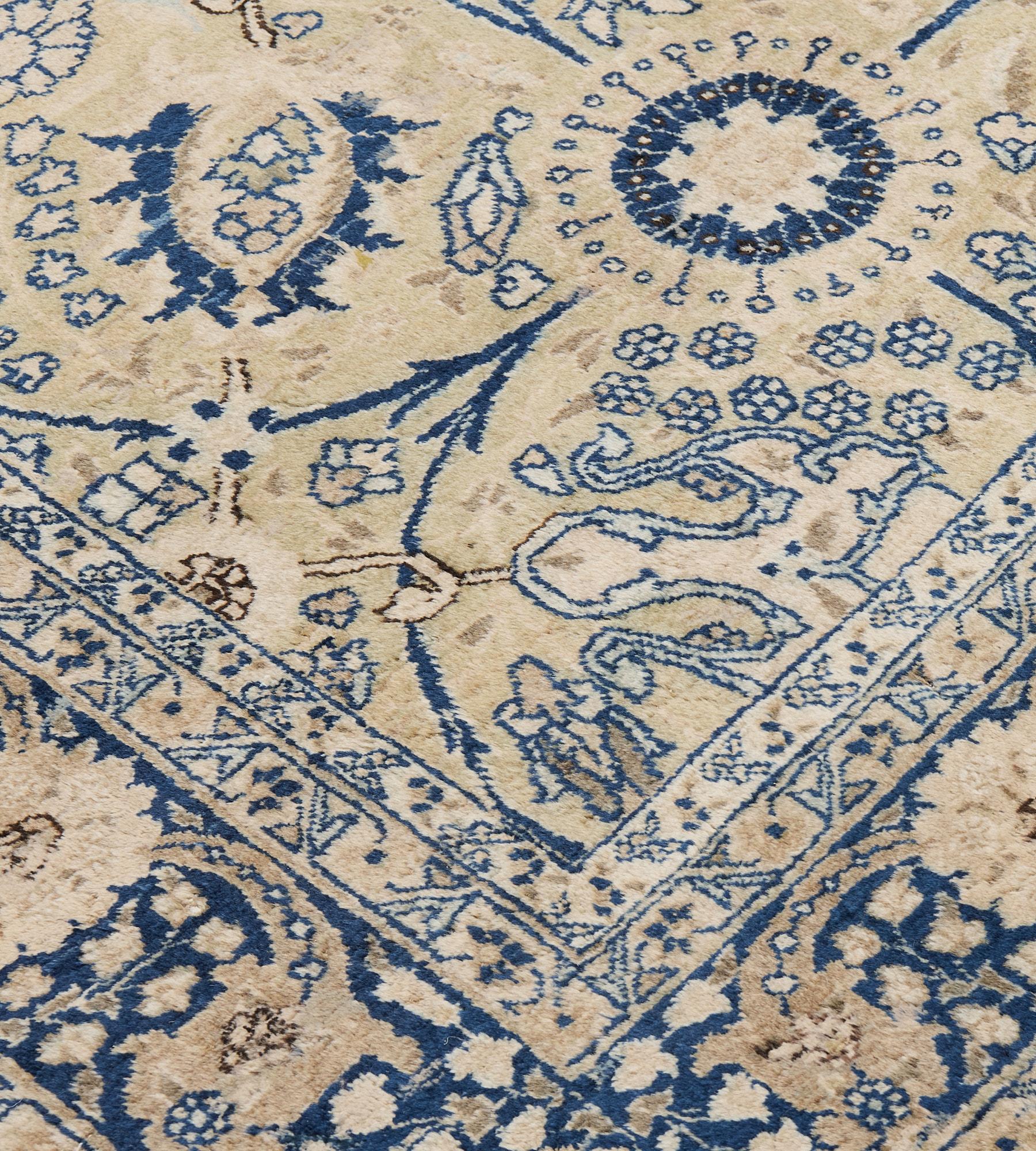 20ième siècle Tapis traditionnel persan Tabriz bleu et ivoire à fleurs tissé à la main en vente
