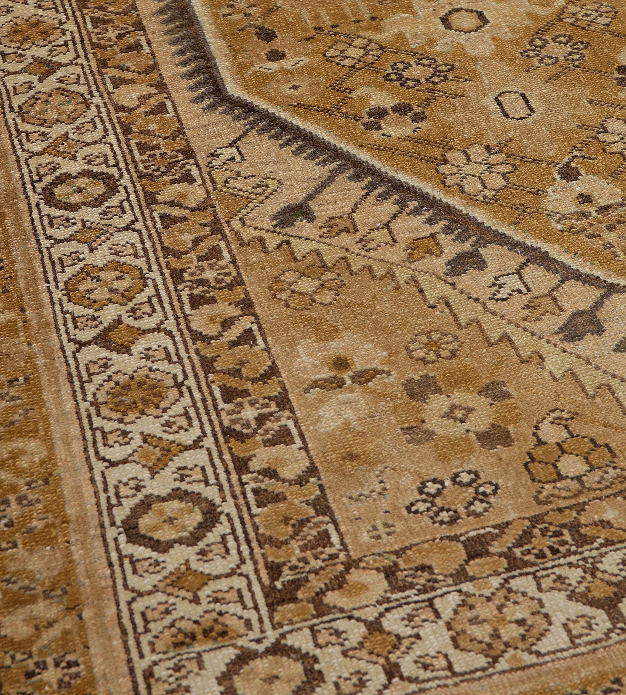 Traditioneller handgewebter karamellbrauner floraler Malayer-Läufer (Persisch) im Angebot