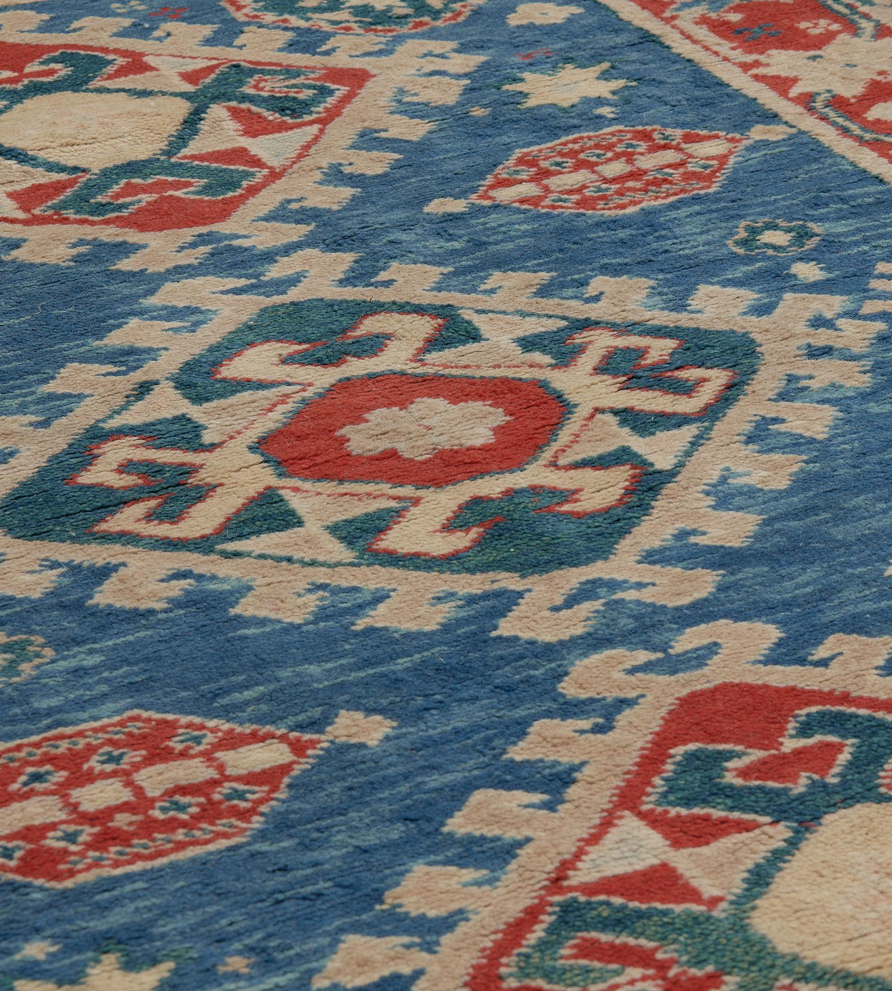 Traditioneller handgewebter türkischer Teppich aus Wolle mit Blumenmuster (Handgeknüpft) im Angebot