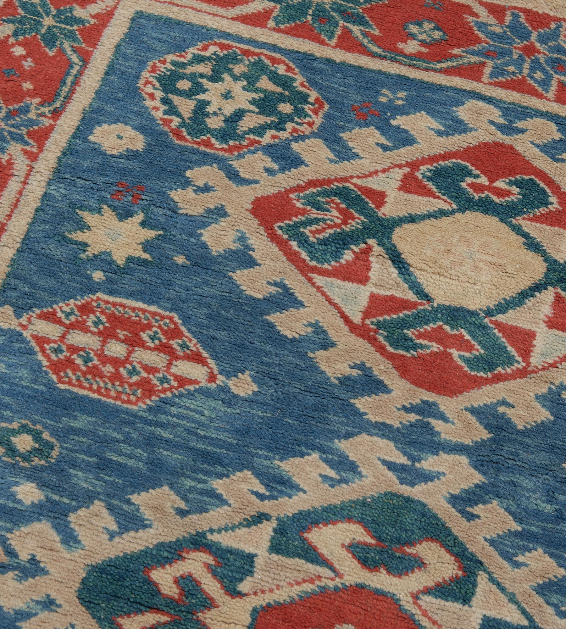 Traditioneller handgewebter türkischer Teppich aus Wolle mit Blumenmuster im Zustand „Gut“ im Angebot in West Hollywood, CA