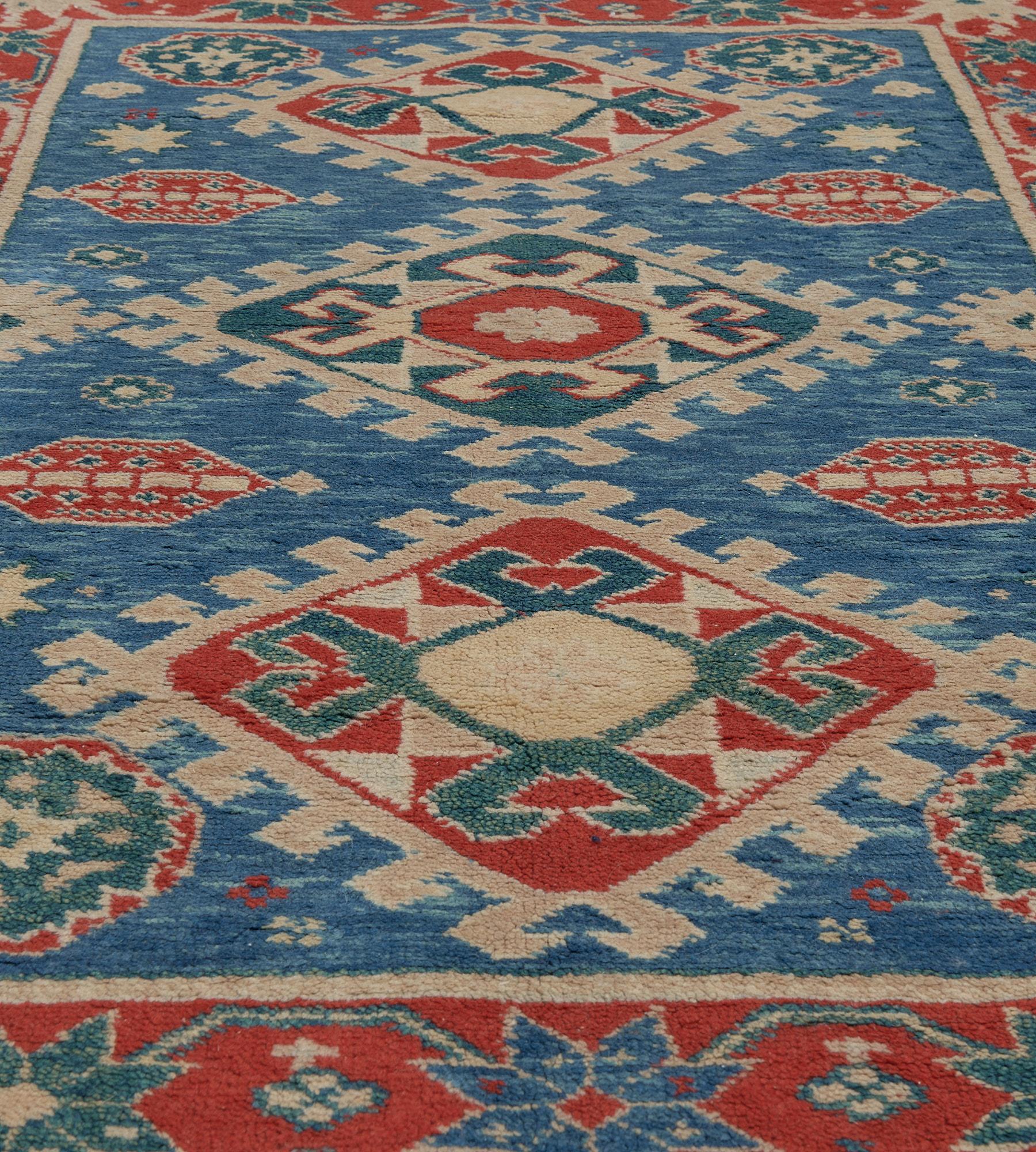 Traditioneller handgewebter türkischer Teppich aus Wolle mit Blumenmuster (20. Jahrhundert) im Angebot