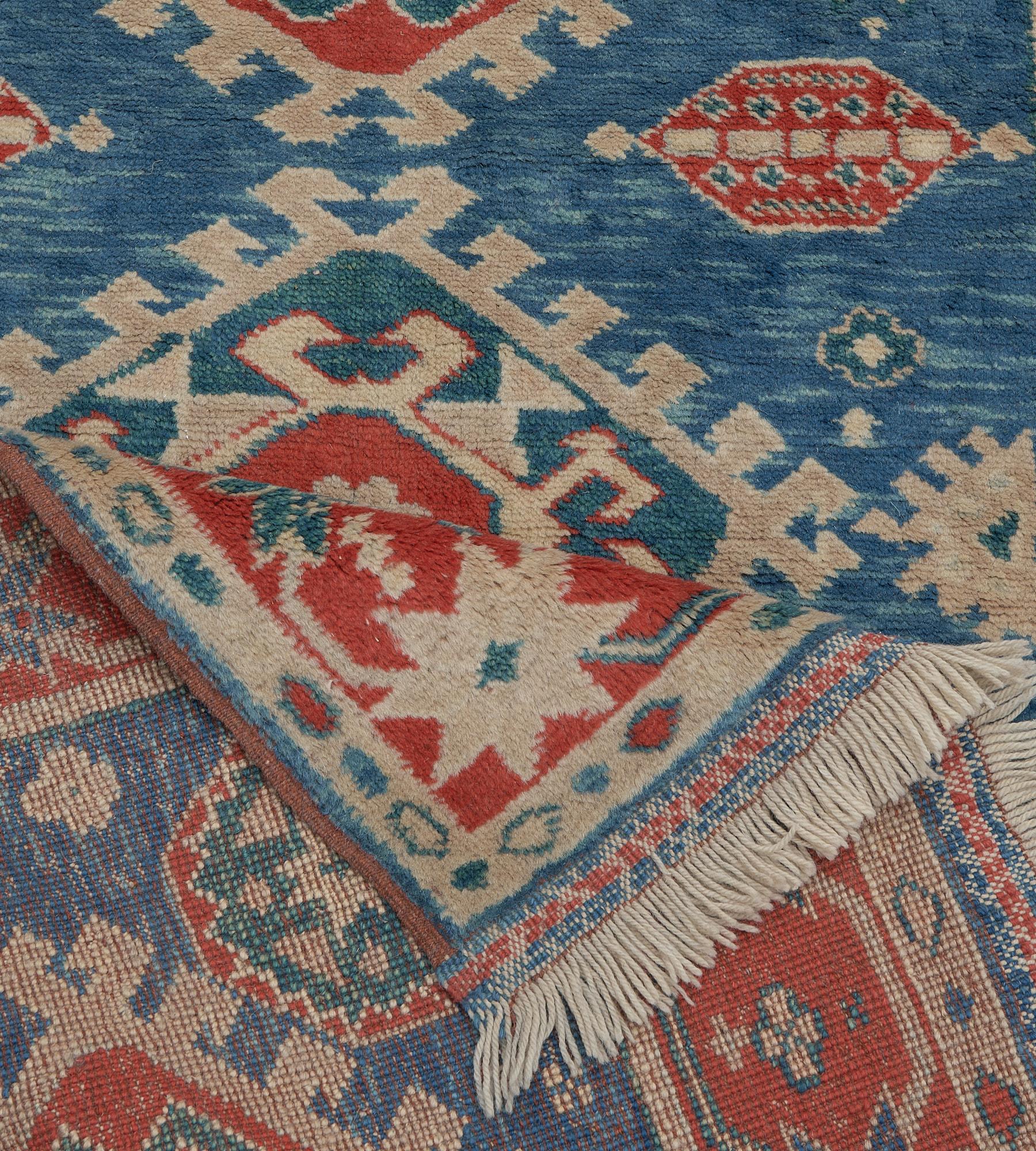 Traditioneller handgewebter türkischer Teppich aus Wolle mit Blumenmuster im Angebot 1