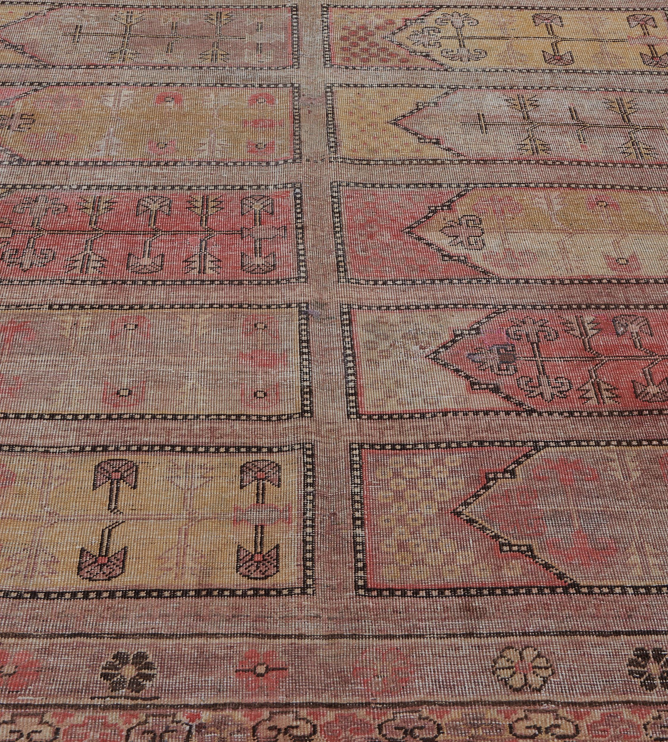Traditioneller handgewebter Samarkand Khotan-Teppich im Zustand „Gut“ im Angebot in West Hollywood, CA